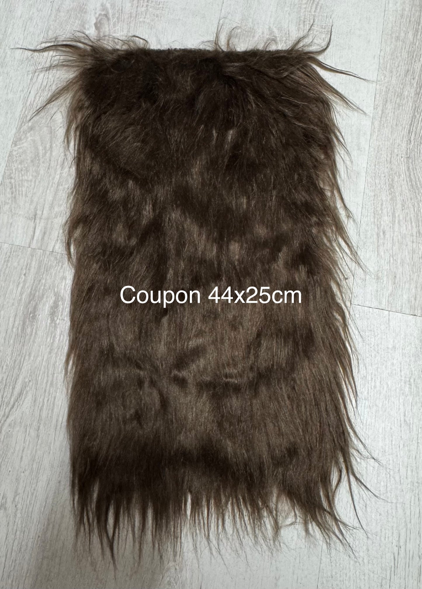 Coupon fausse fourrure à poils longs 8cm doux marron foncé 44cm x 25cm