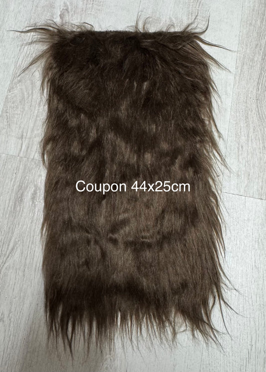 Coupon fausse fourrure à poils longs 8cm doux marron foncé 44cm x 25cm