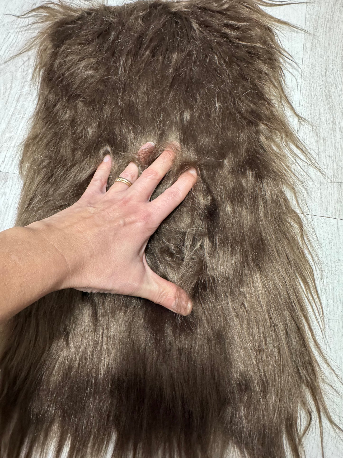 Coupon fausse fourrure à poils longs 8cm doux marron foncé 44cm x 25cm