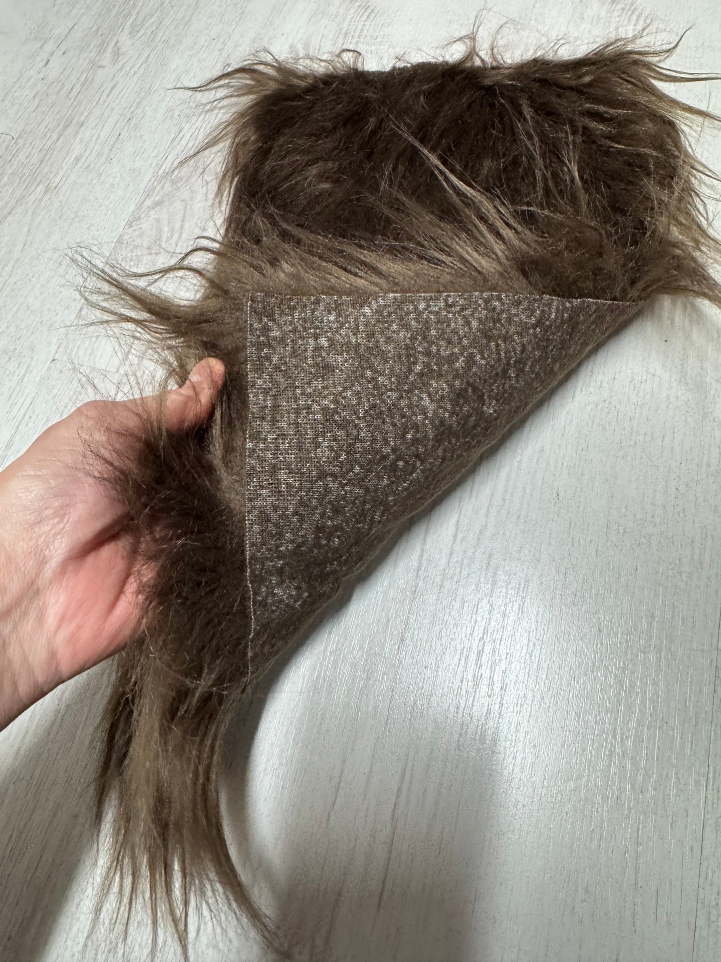 Coupon fausse fourrure à poils longs 8cm doux marron foncé 44cm x 25cm