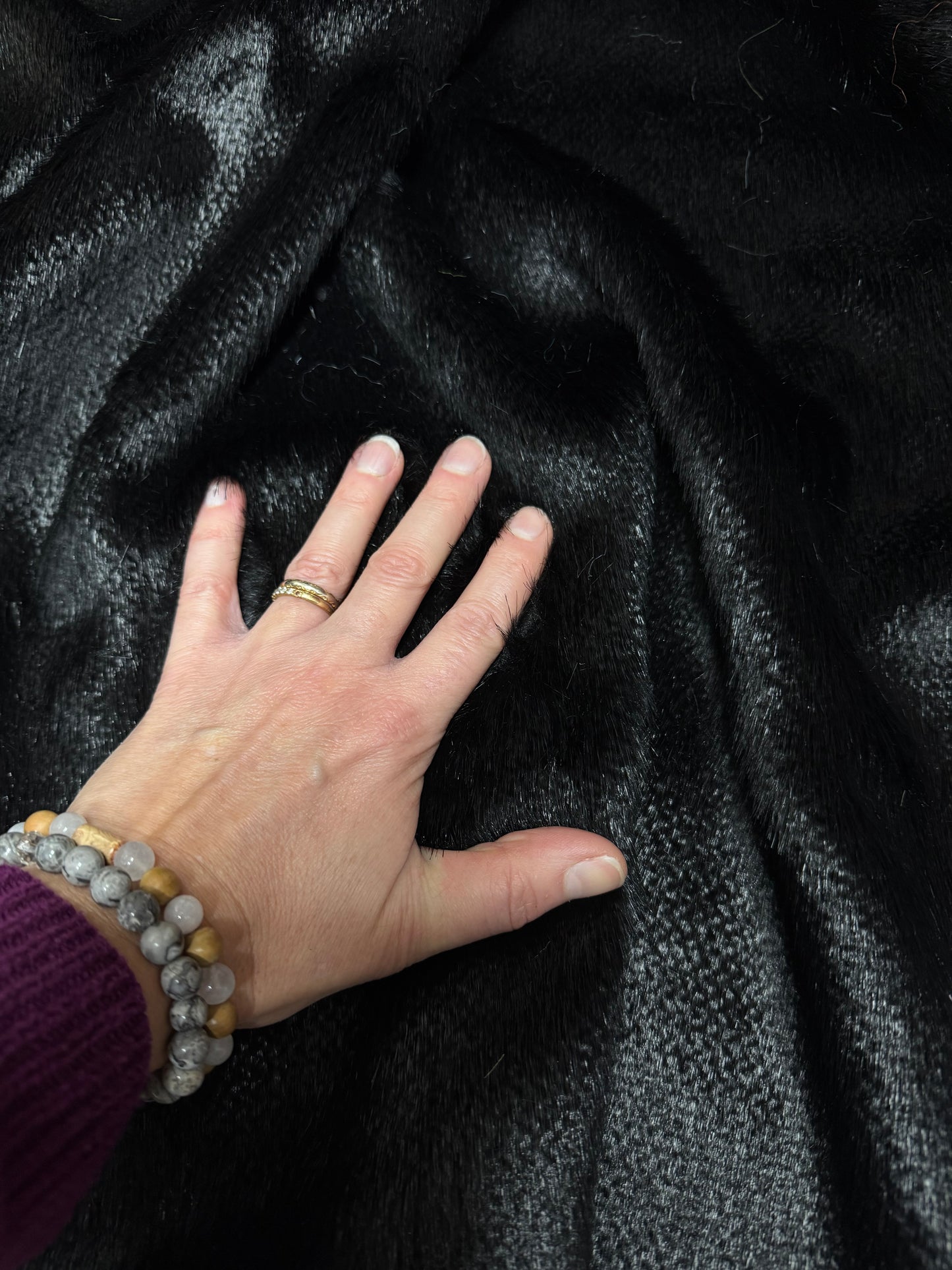 Coupon tissu fausse fourrure texturée douce et légère à poils courts noir 30cm x 158cm