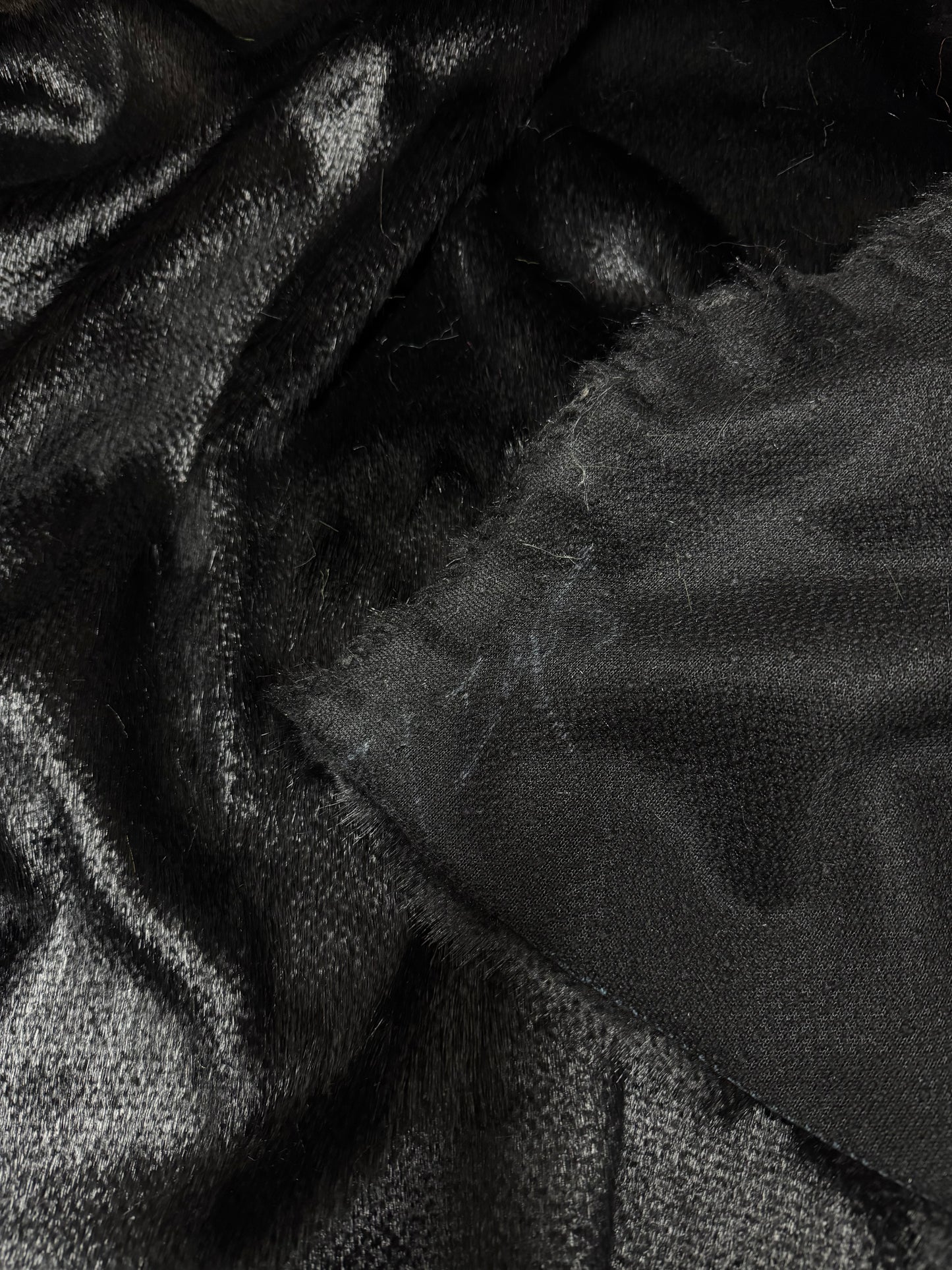 Coupon tissu fausse fourrure texturée douce et légère à poils courts noir 30cm x 158cm