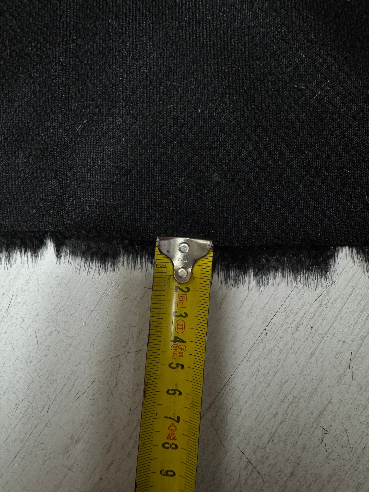 Coupon tissu fausse fourrure texturée douce et légère à poils courts noir 30cm x 158cm