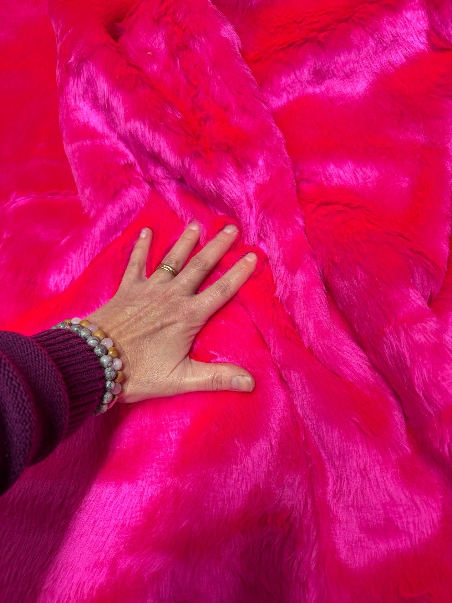 Coupon fausse fourrure rose fluo poil mi-long ~1,5 cm 30×152 cm