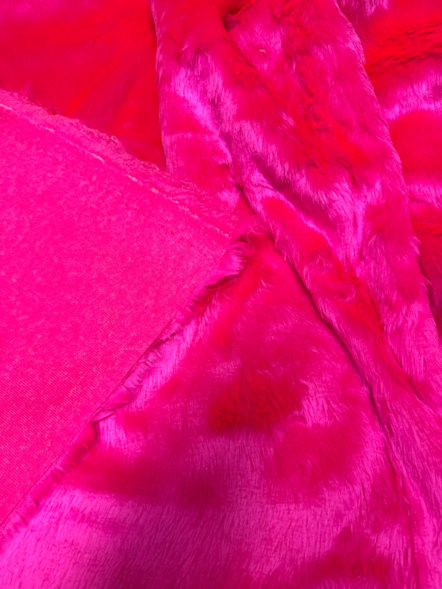 Coupon fausse fourrure rose fluo poil mi-long ~1,5 cm 30×152 cm