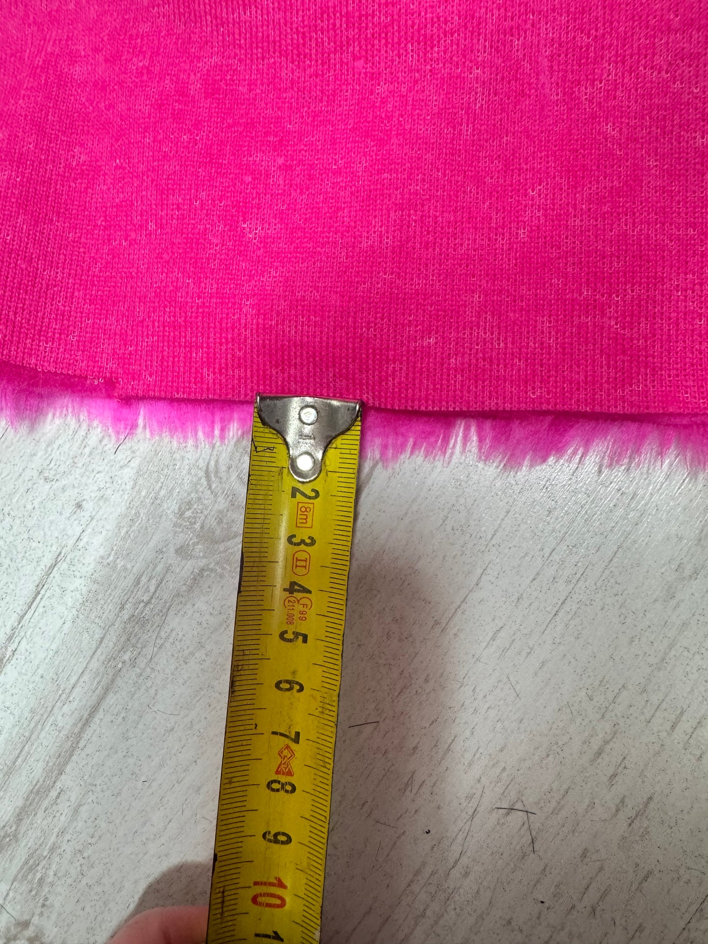 Coupon fausse fourrure rose fluo poil mi-long ~1,5 cm 30×152 cm