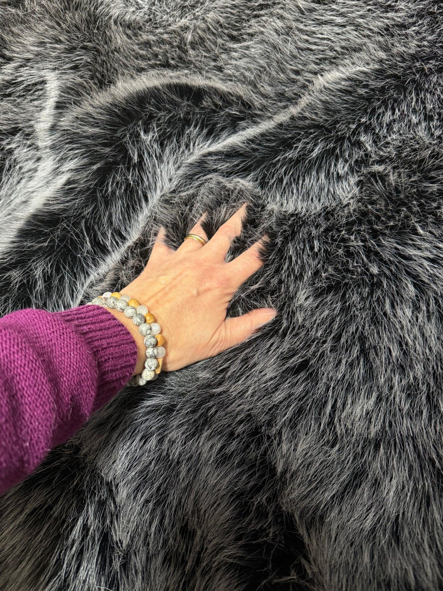 Coupon fausse fourrure noire pointes blanches poil mi-long ~2,5 cm 30×94cm belle qualité