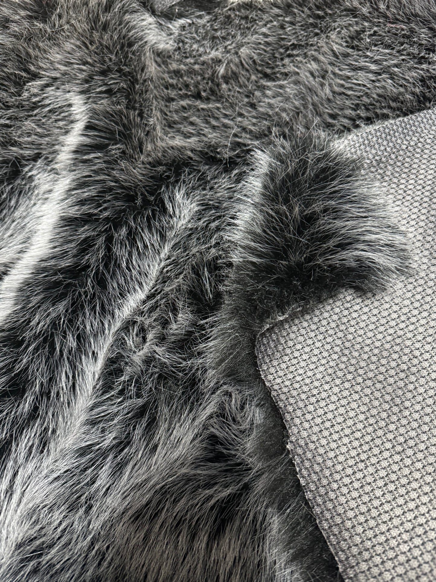 Coupon fausse fourrure noire pointes blanches poil mi-long ~2,5 cm 30×94cm belle qualité