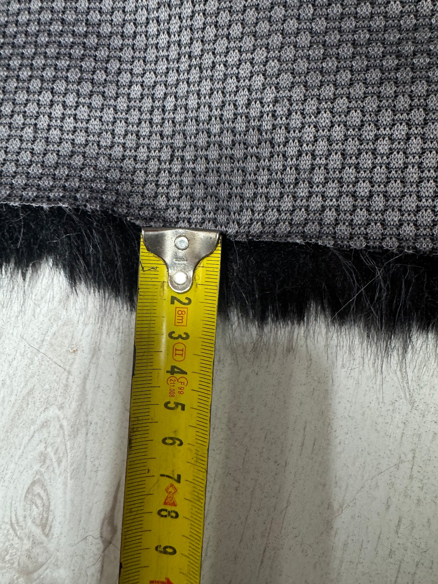 Coupon fausse fourrure noire pointes blanches poil mi-long ~2,5 cm 30×94cm belle qualité