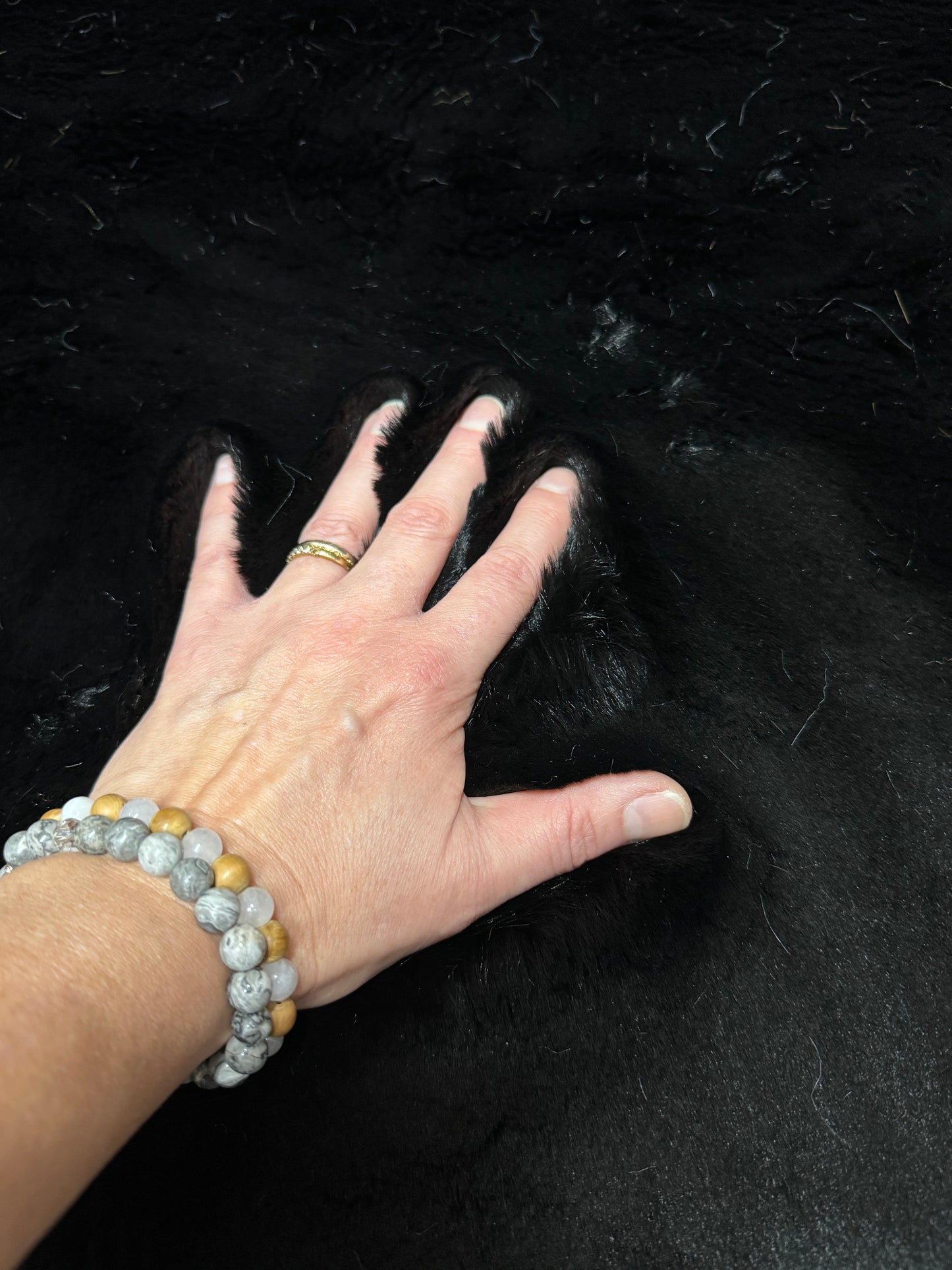 Coupon fausse fourrure à poils mi-longs épaisse et de qualité noir 30cm x 83cm