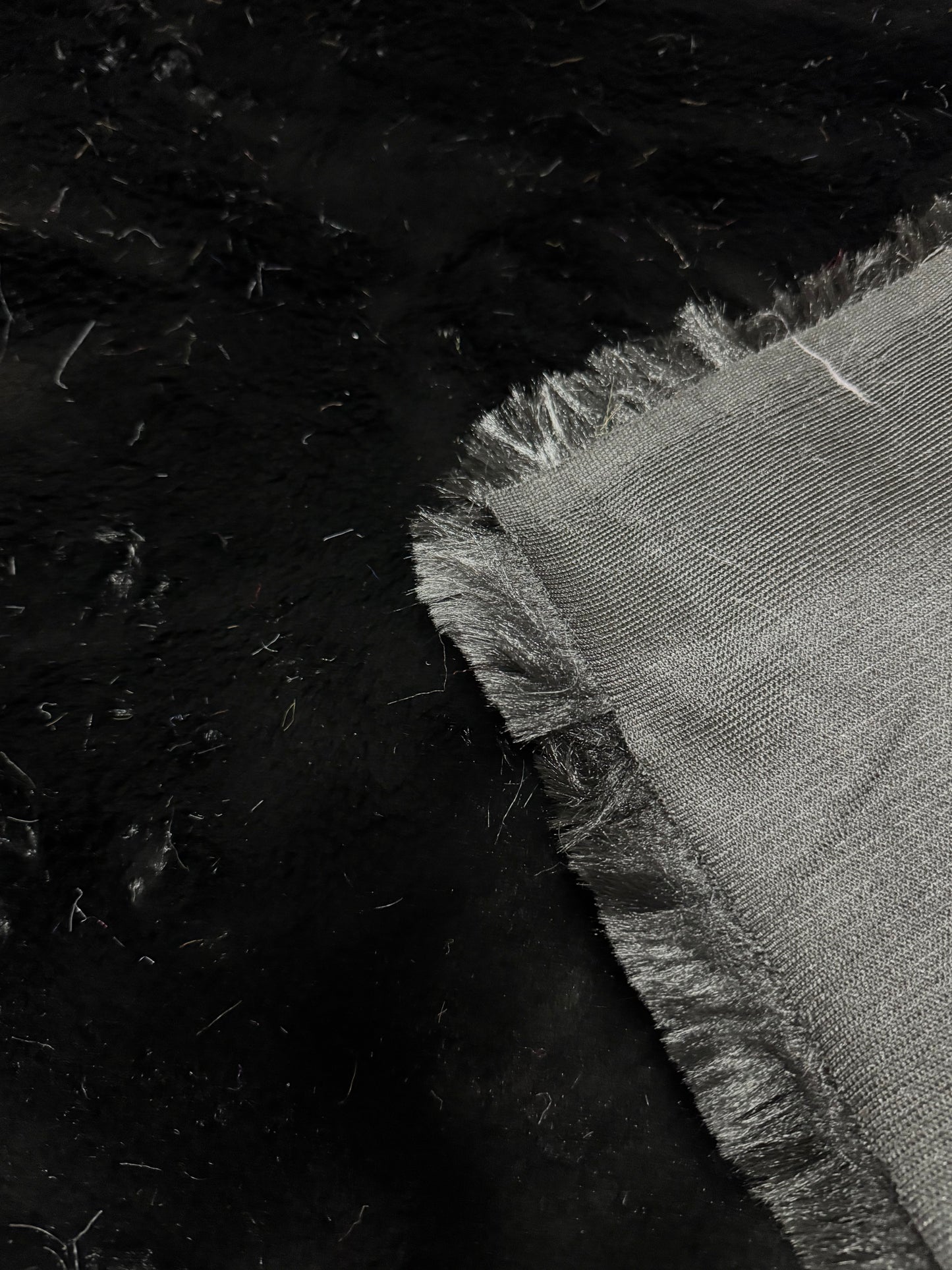 Coupon fausse fourrure à poils mi-longs épaisse et de qualité noir 30cm x 83cm