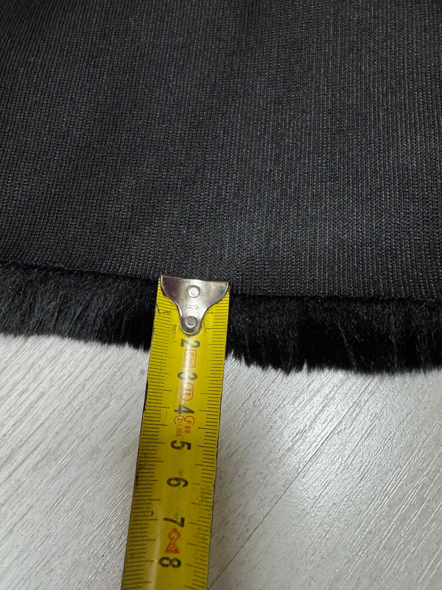 Coupon fausse fourrure à poils mi-longs épaisse et de qualité noir 30cm x 83cm