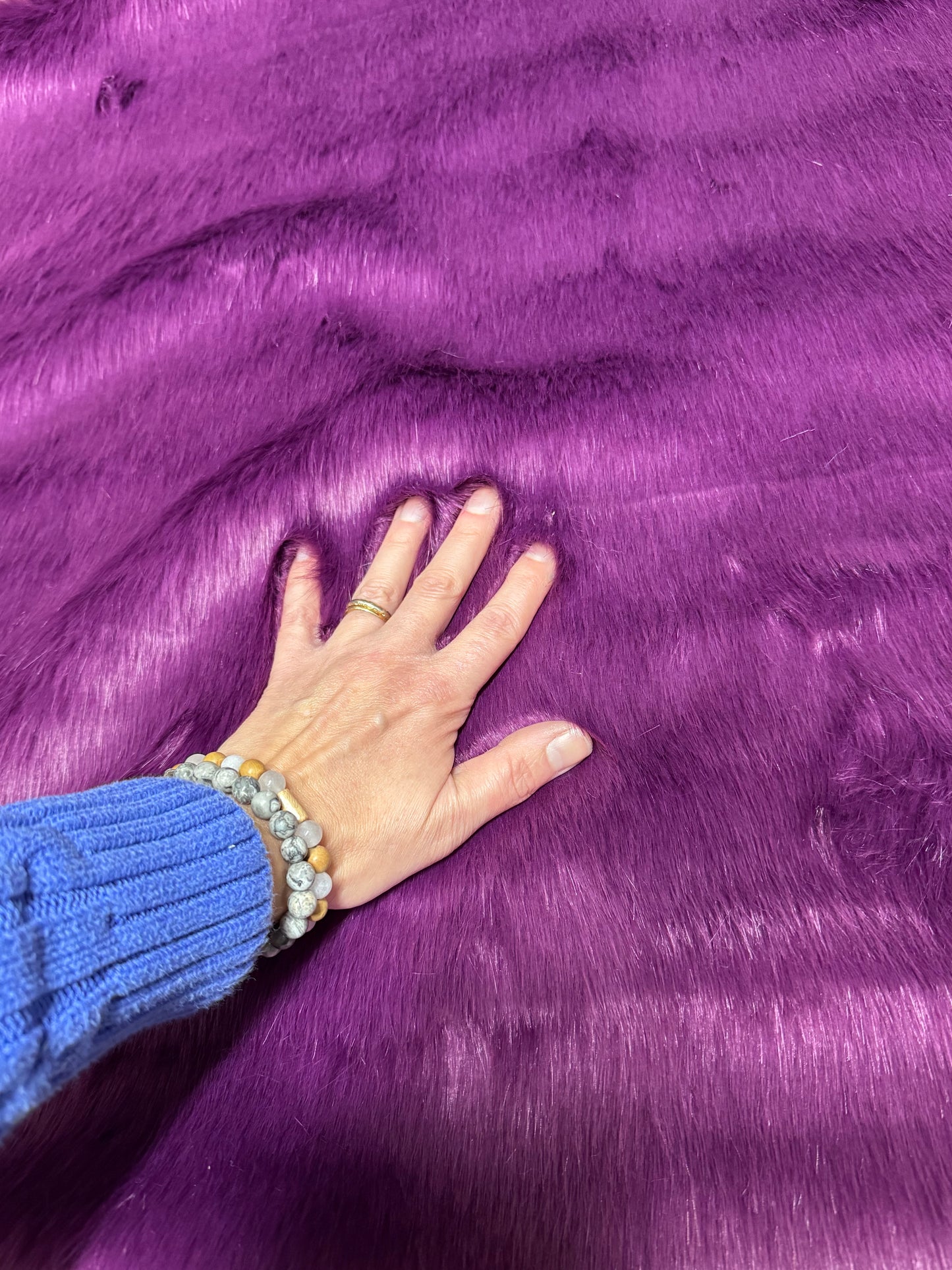 Coupon tissu fausse fourrure douce et épaisse violet prune à poils longs 20cm x 77cm