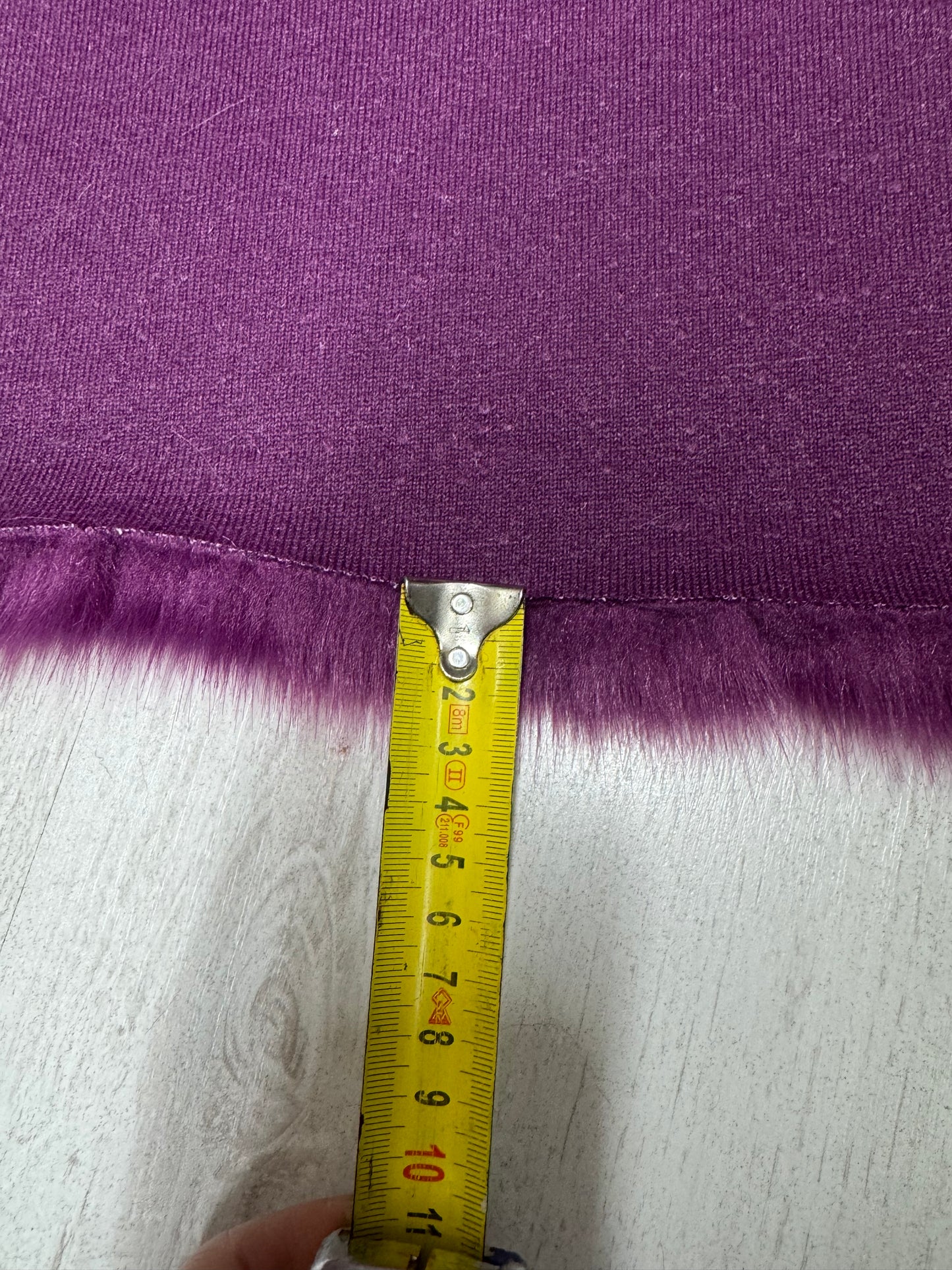 Coupon tissu fausse fourrure douce et épaisse violet prune à poils longs 20cm x 77cm
