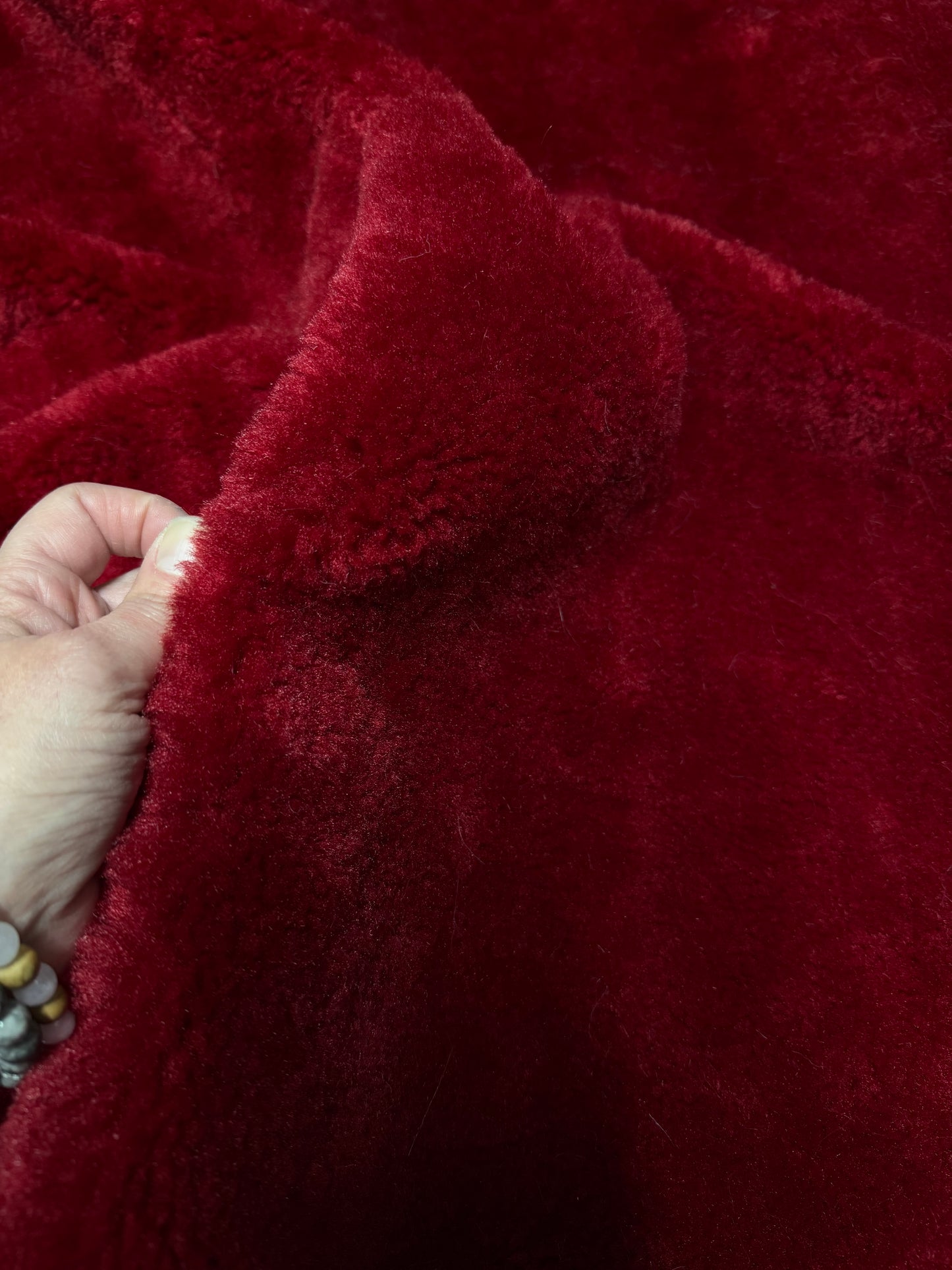 Coupon moutonnée fausse fourrure douce épaisse de qualité rouge profond à poils mi-longs 30cm x 80cm