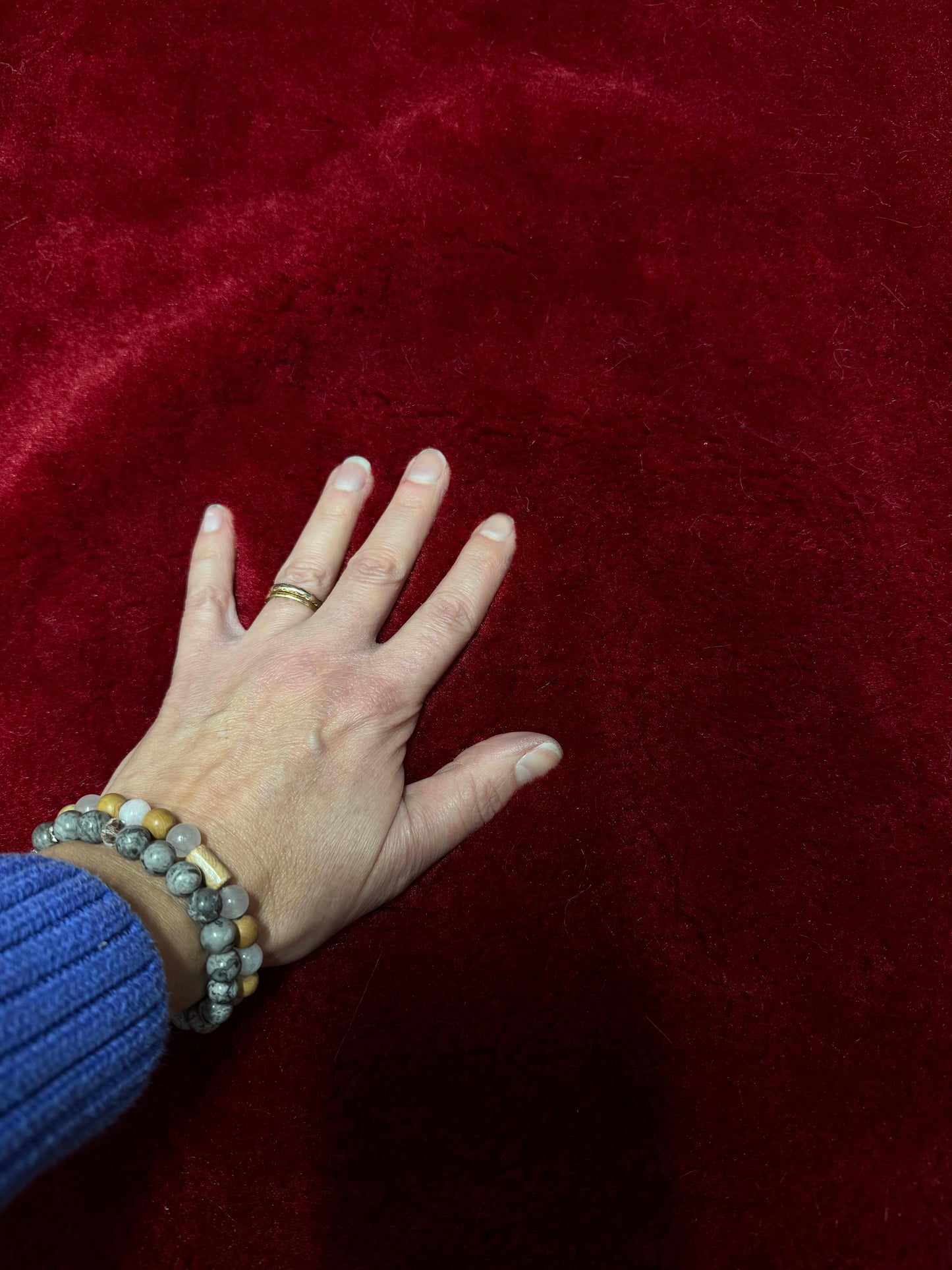 Coupon moutonnée fausse fourrure douce épaisse de qualité rouge profond à poils mi-longs 30cm x 80cm