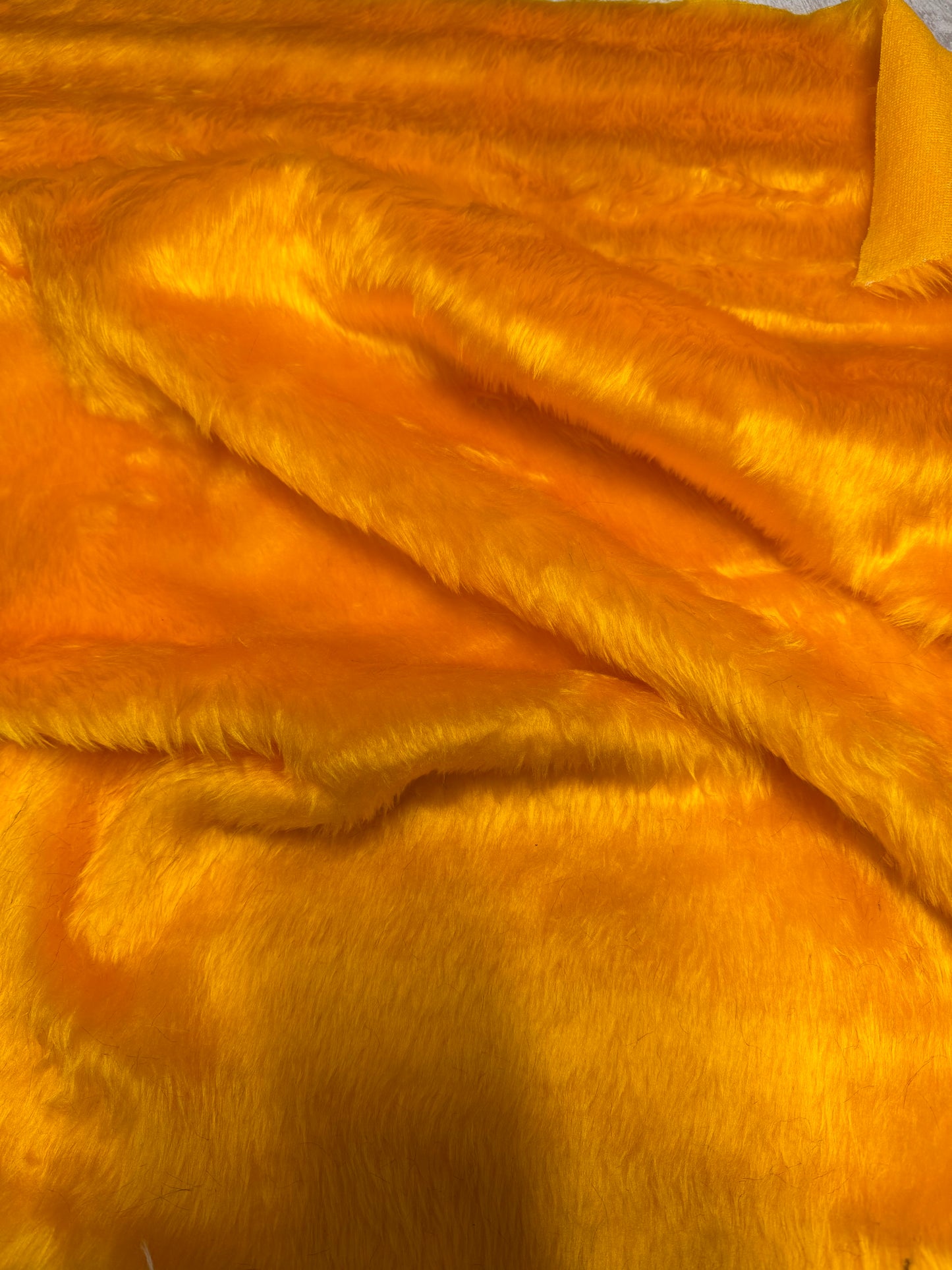 Coupon tissu fausse fourrure douce légère à poils courts orange 30cmx54cm