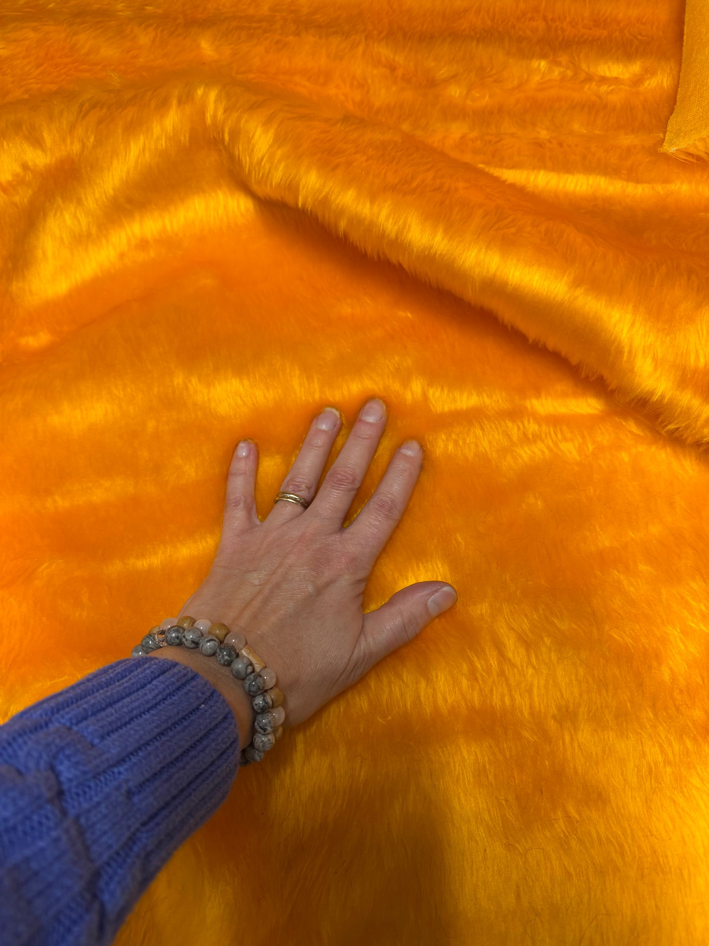 Coupon tissu fausse fourrure douce légère à poils courts orange 30cmx54cm