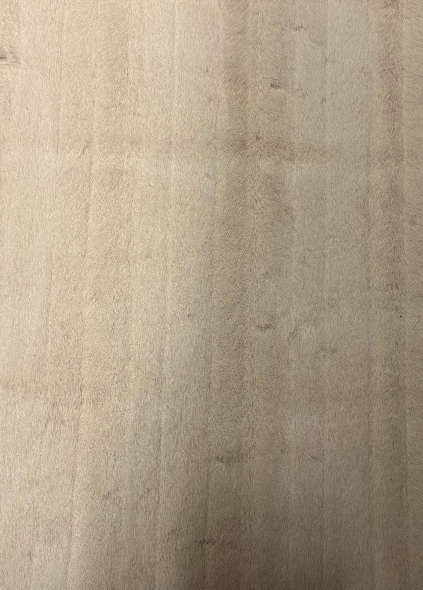 Coupon tissu fausse fourrure texturée effet rayures beige crème de qualité à poils mi-longs 27cm x 90cm