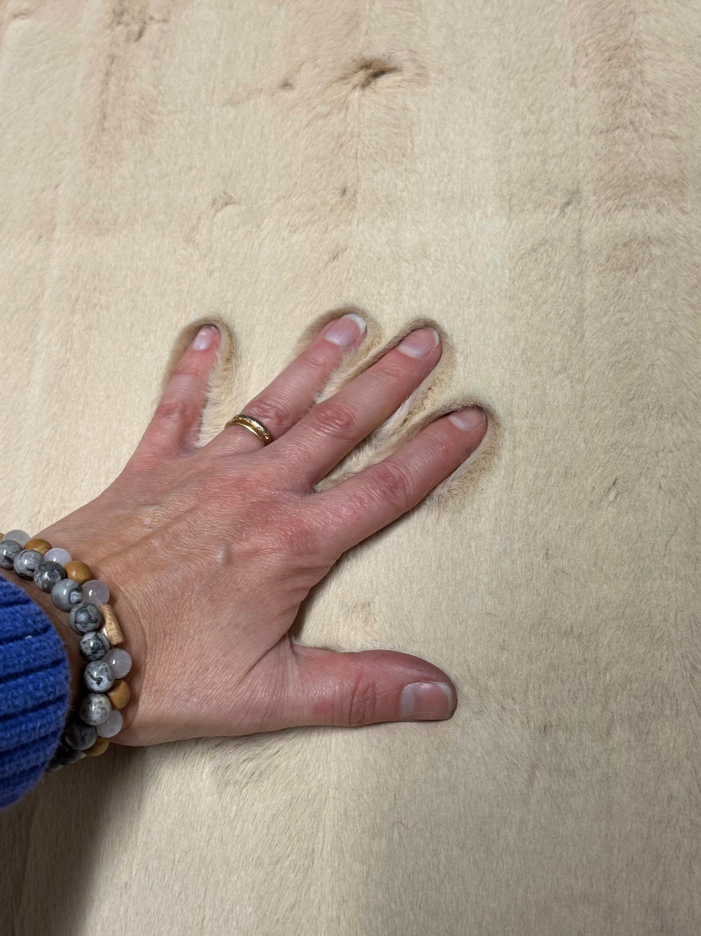 Coupon tissu fausse fourrure texturée effet rayures beige crème de qualité à poils mi-longs 27cm x 90cm