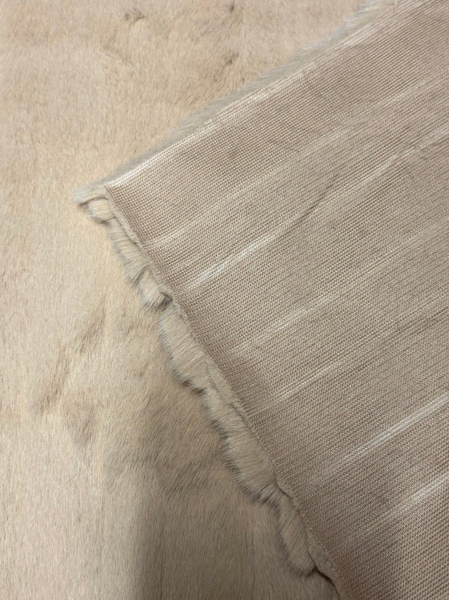 Coupon tissu fausse fourrure texturée effet rayures beige crème de qualité à poils mi-longs 27cm x 90cm