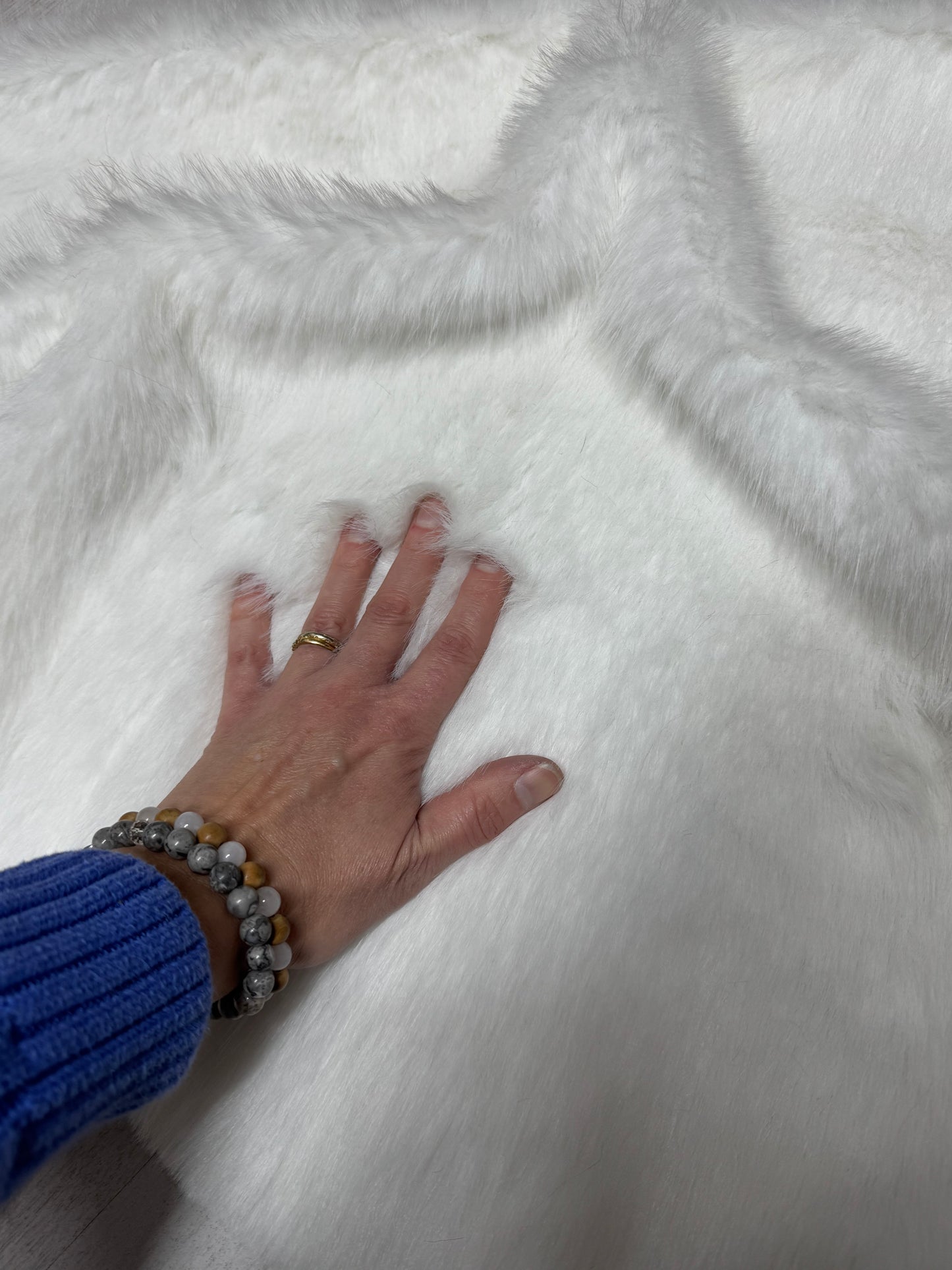 Coupon tissu fausse fourrure douce épaisse de qualité blanc à poils longs 30cm x 90cm