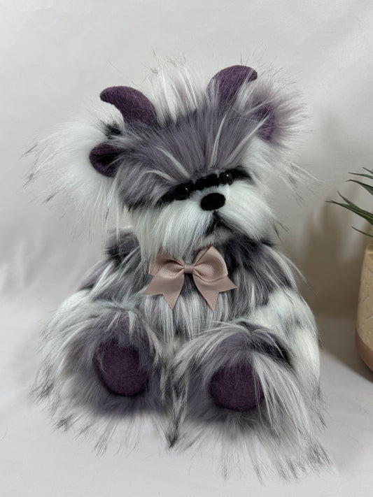 Vachette de collection Plumette 32 cm — Articulée à l’ancienne (disques métal & goupilles) — Fausse fourrure blanc noir mauve — Pièce unique