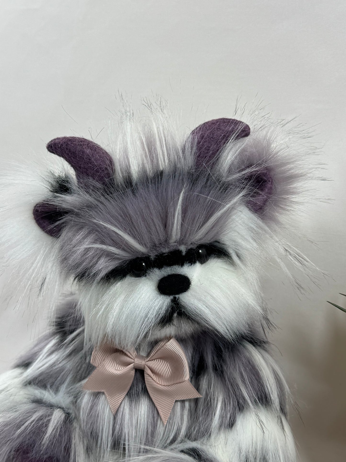 Vachette de collection Plumette 32 cm — Articulée à l’ancienne (disques métal & goupilles) — Fausse fourrure blanc noir mauve — Pièce unique