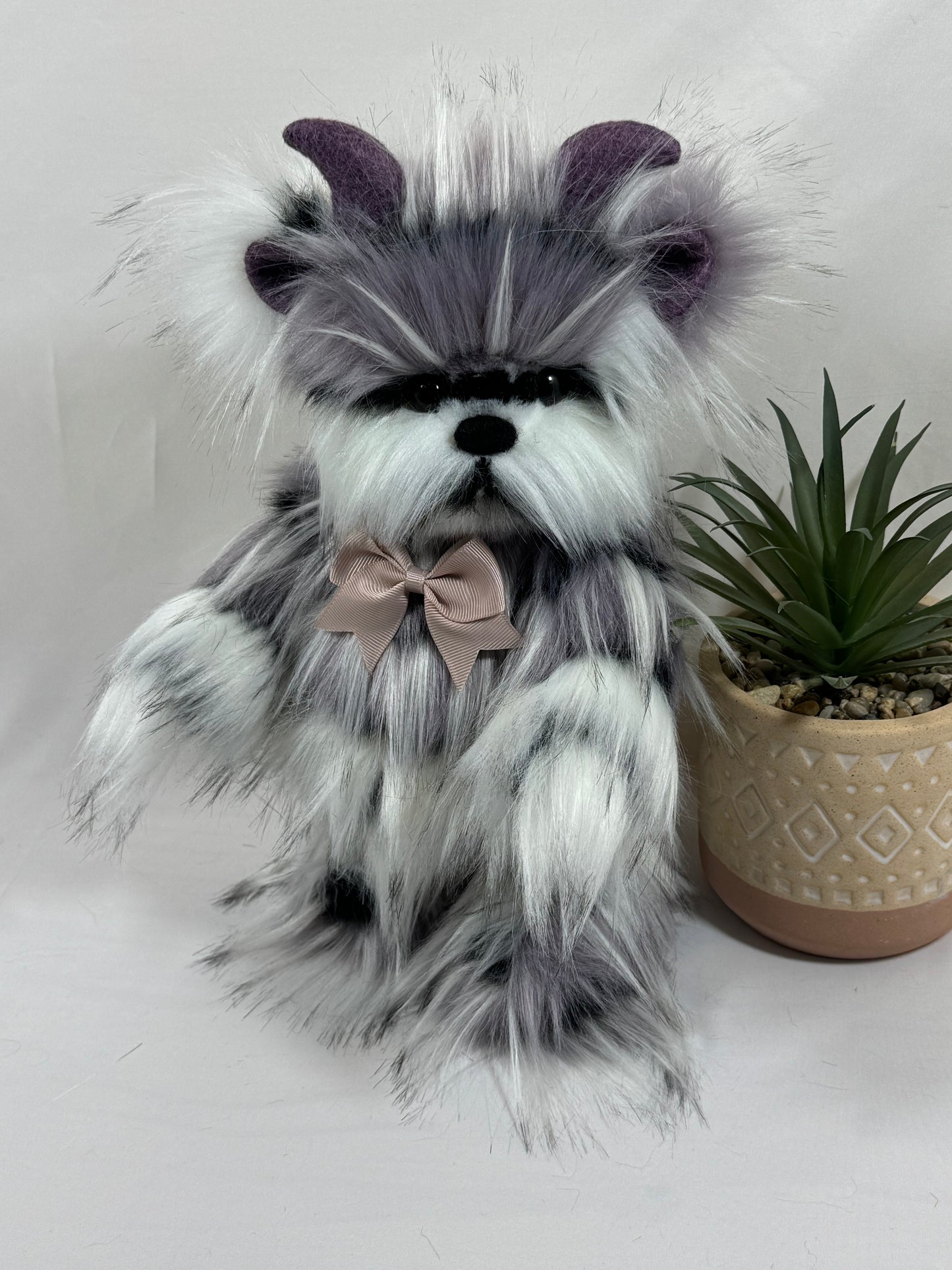 Vachette de collection Plumette 32 cm — Articulée à l’ancienne (disques métal & goupilles) — Fausse fourrure blanc noir mauve — Pièce unique