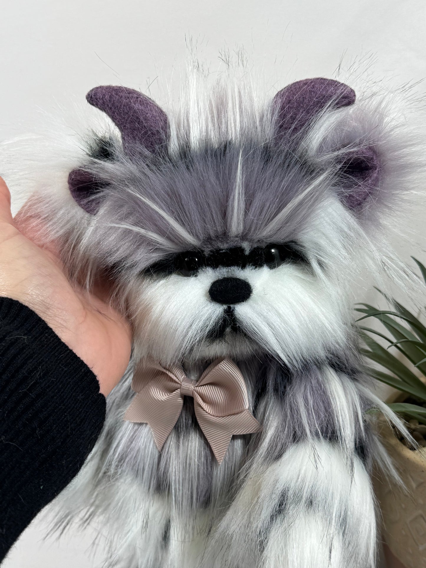 Vachette de collection Plumette 32 cm — Articulée à l’ancienne (disques métal & goupilles) — Fausse fourrure blanc noir mauve — Pièce unique