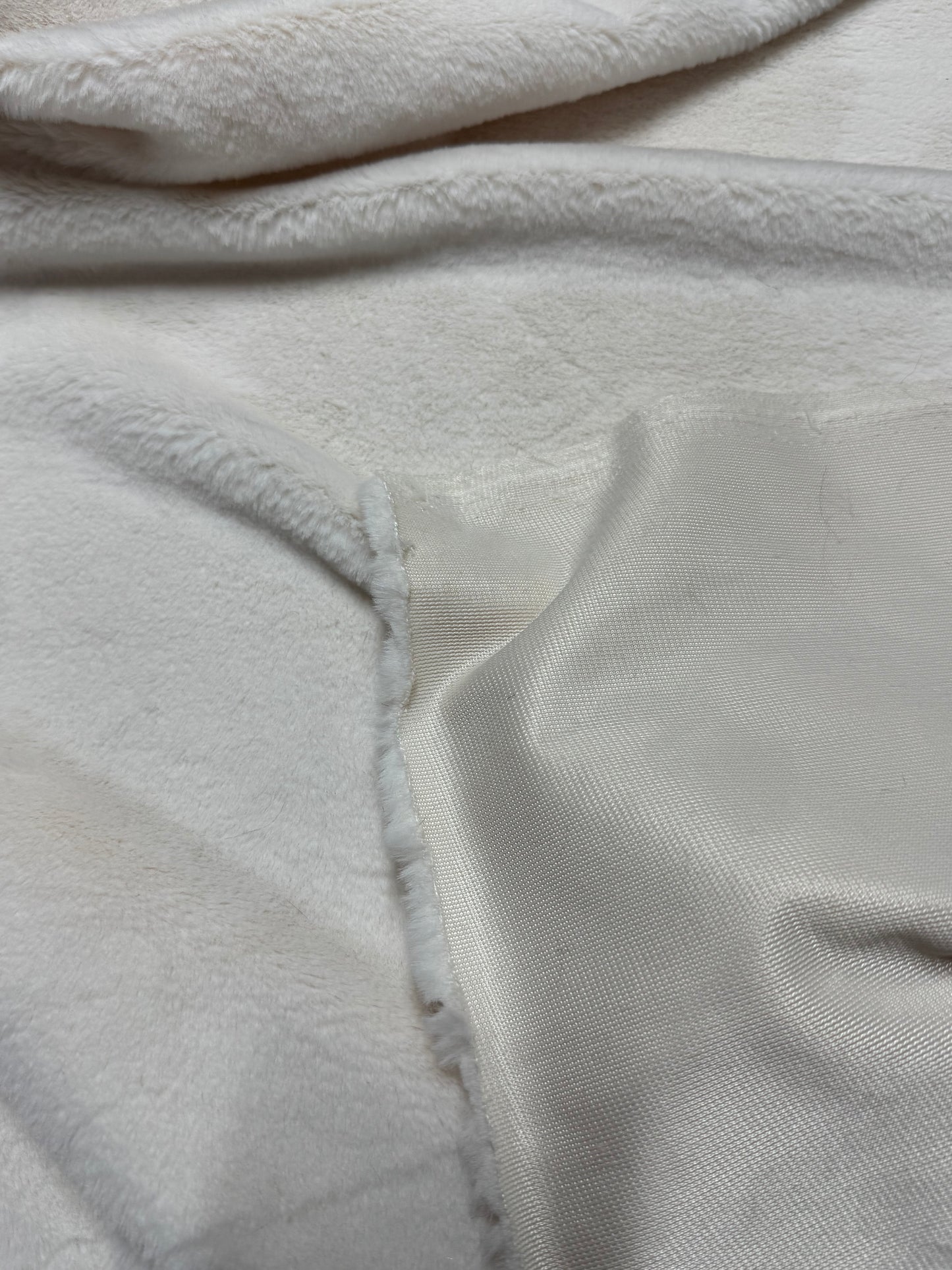 Very soft short pile faux fur white 30cm x 158cm