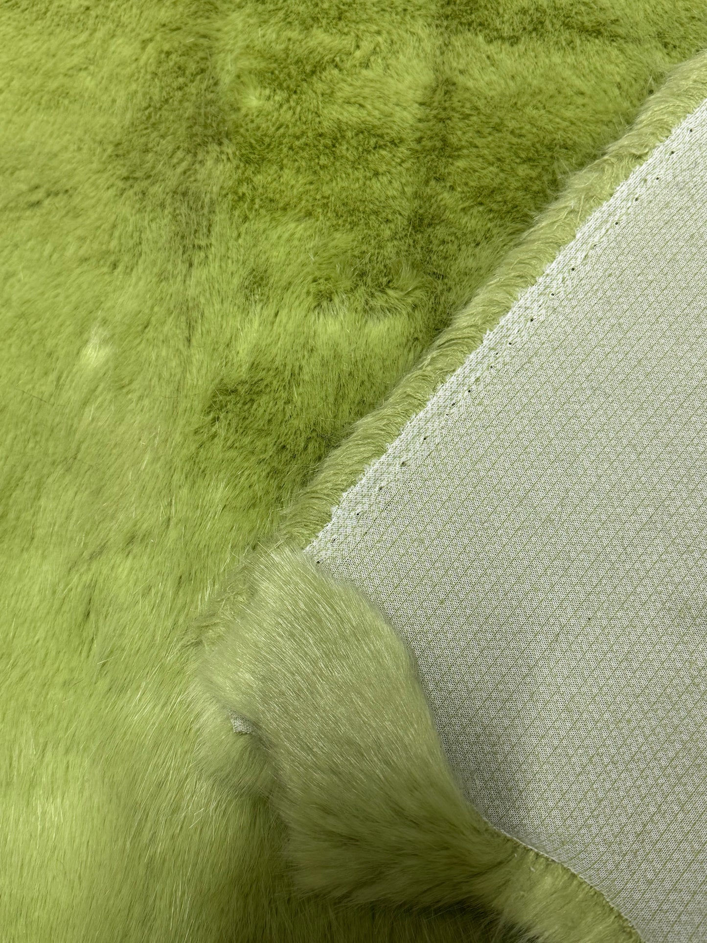 Fausse Fourrure Verte – Poil 2 cm – Coupon 30 x 90 cm