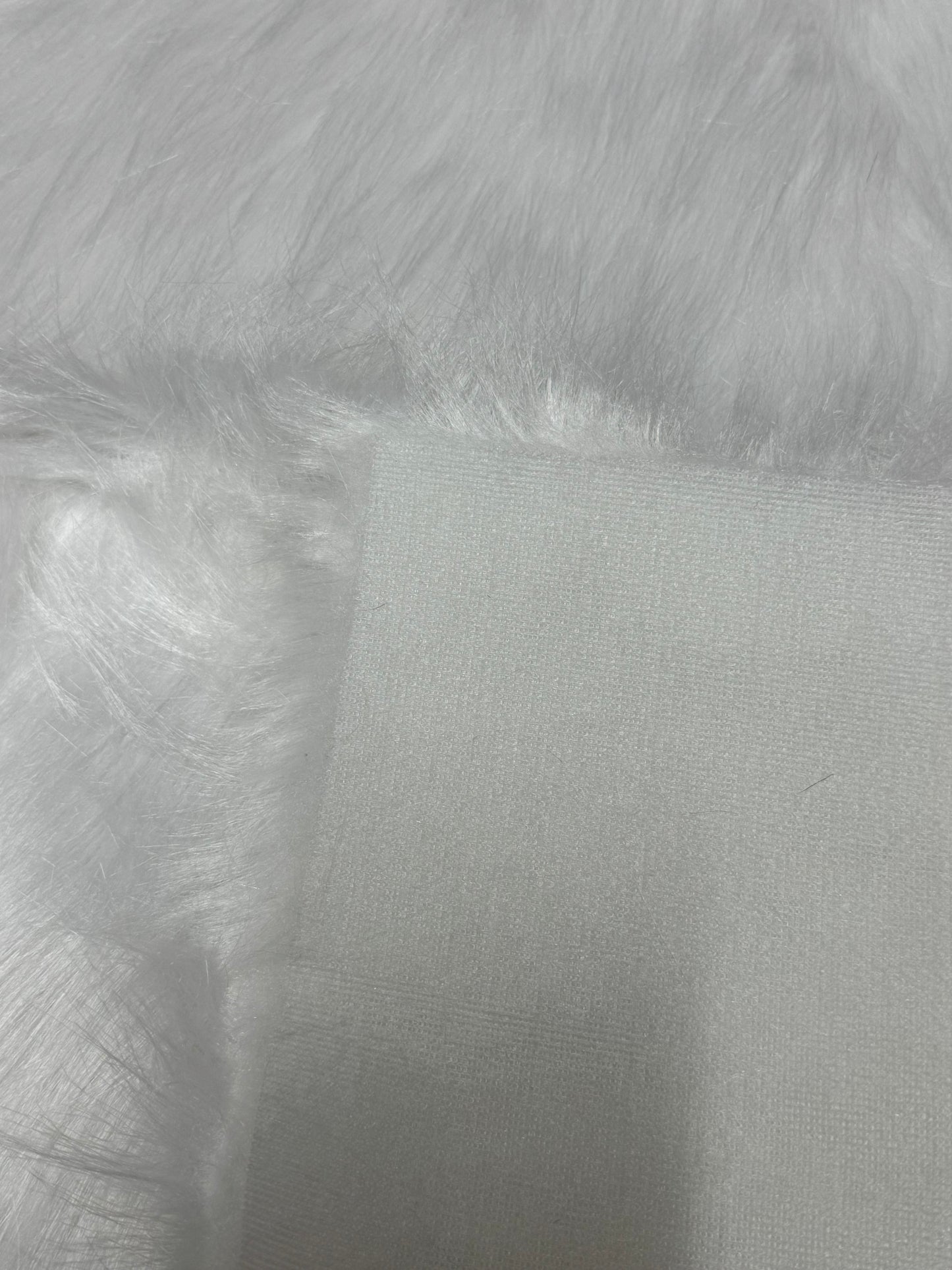 Coupon fausse fourrure blanche 30x82 cm – poils 3,5 cm – tissu couture