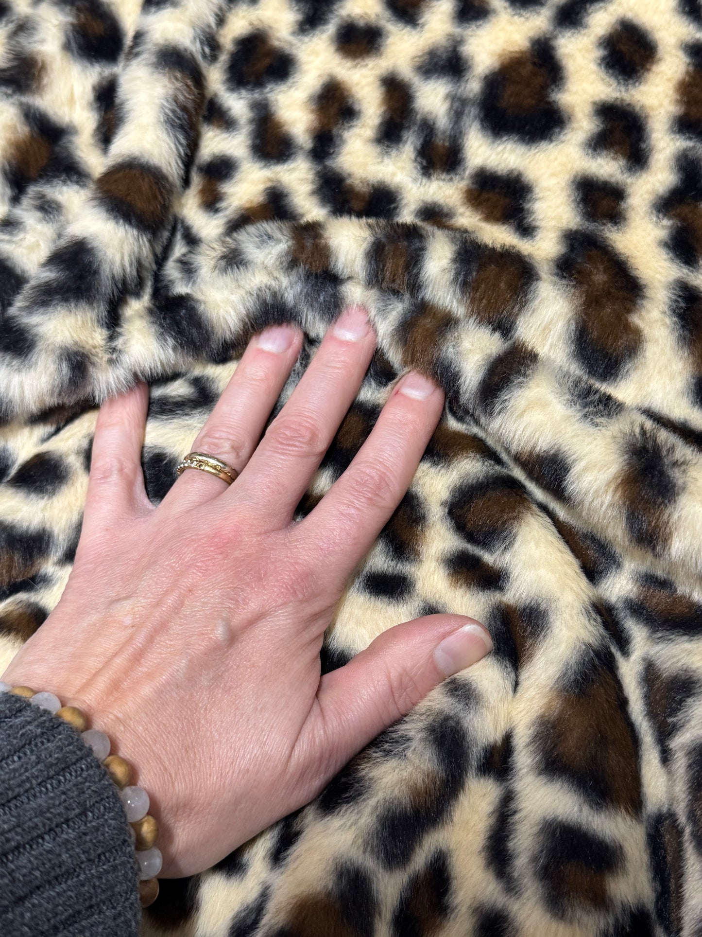 Coupon fausse fourrure léopard 25x175 cm – poils courts 0,5 à 1 cm – tissu couture