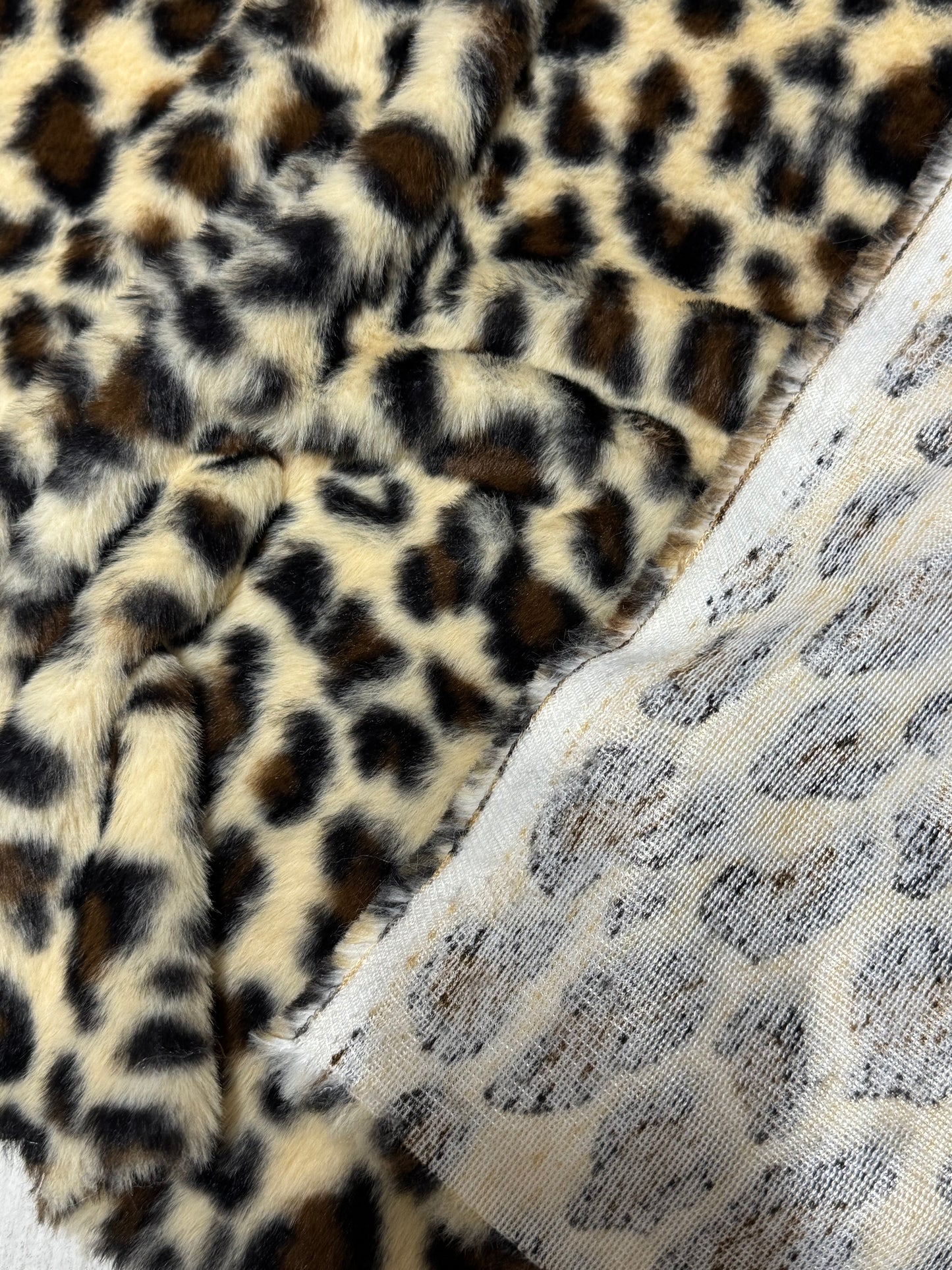 Coupon fausse fourrure léopard 25x175 cm – poils courts 0,5 à 1 cm – tissu couture