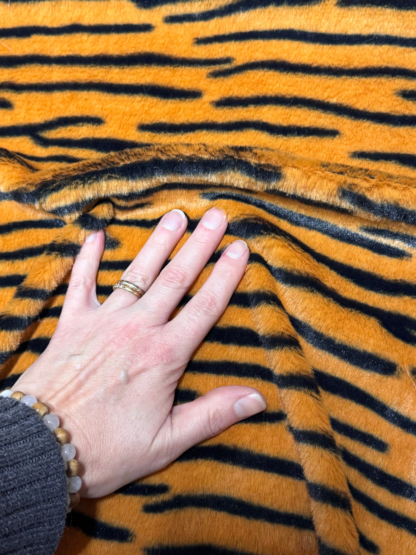 Coupon fausse fourrure tigre orange noir 25x175 cm – poils courts 0,5 cm – tissu couture peluche