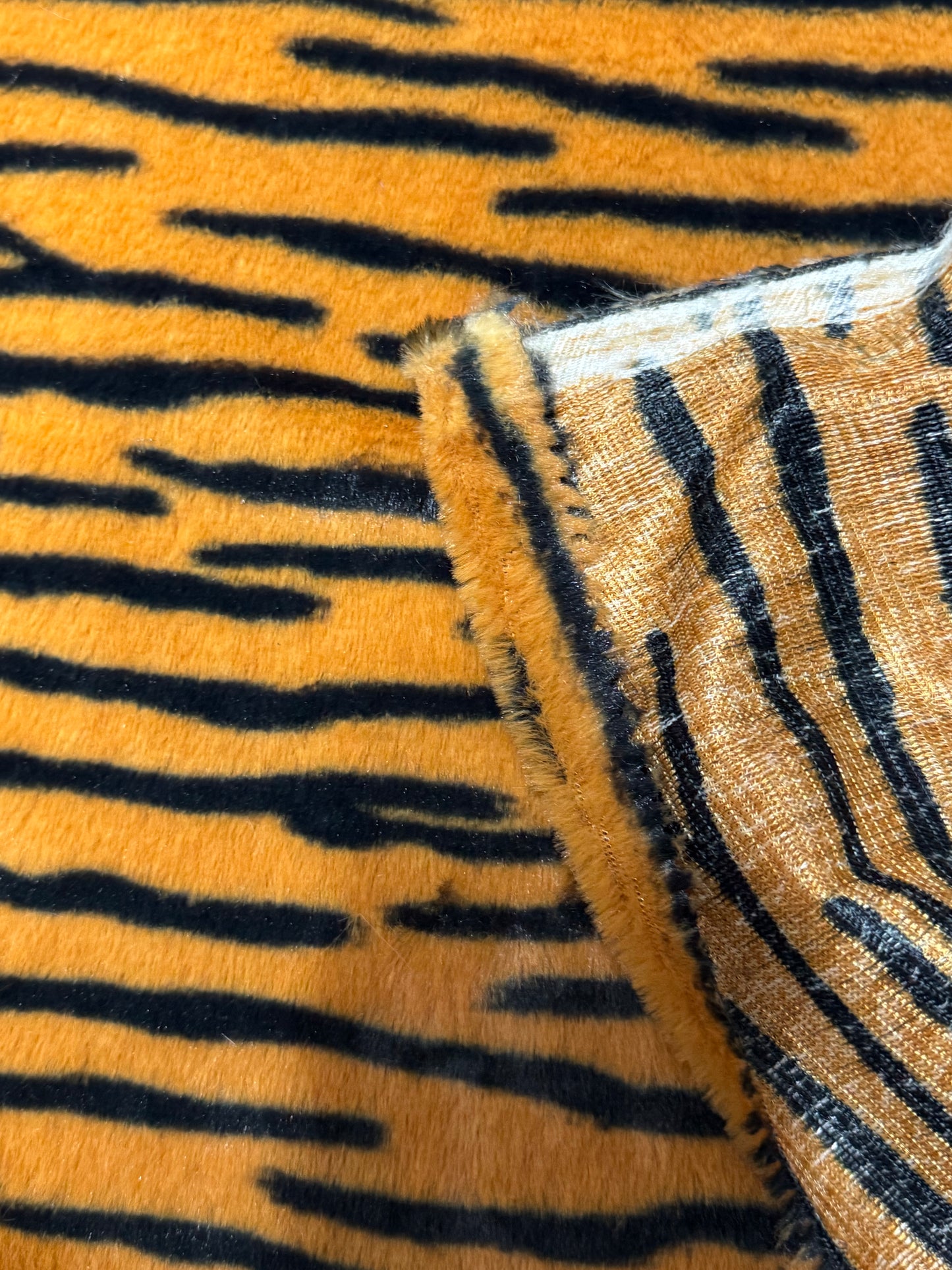 Coupon fausse fourrure tigre orange noir 25x175 cm – poils courts 0,5 cm – tissu couture peluche