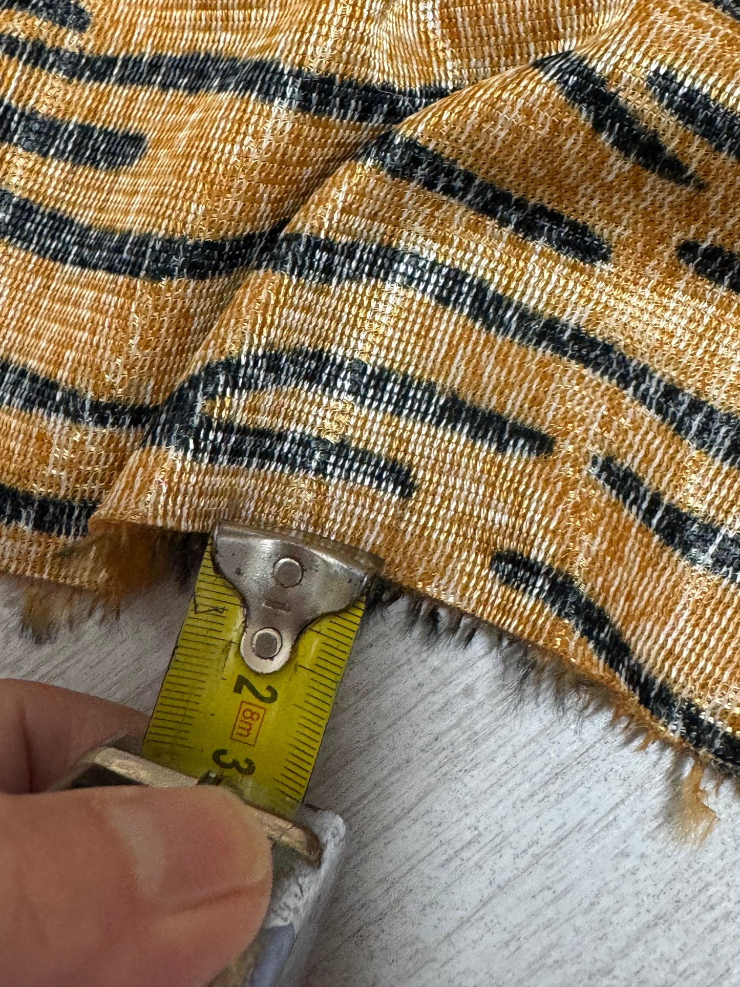 Coupon fausse fourrure tigre orange noir 25x175 cm – poils courts 0,5 cm – tissu couture peluche