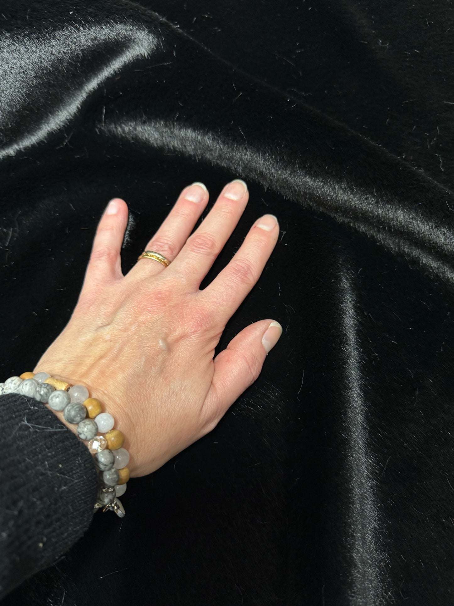 Coupon tissu fausse fourrure douce à poils courts noir 30cmx182cm