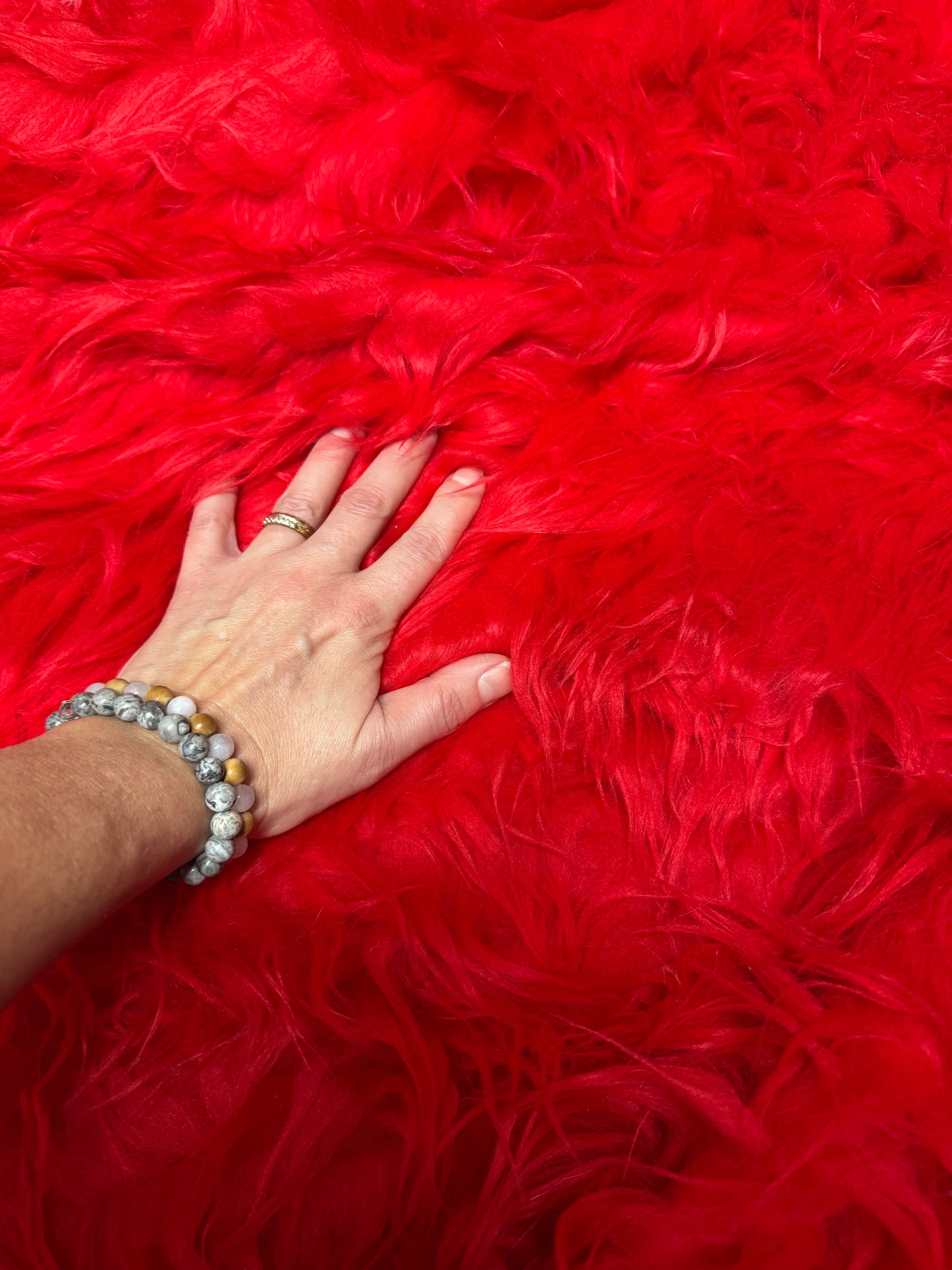 Coupon tissu fausse fourrure originale hirsute à poils longs rouge 30cm x 80cm