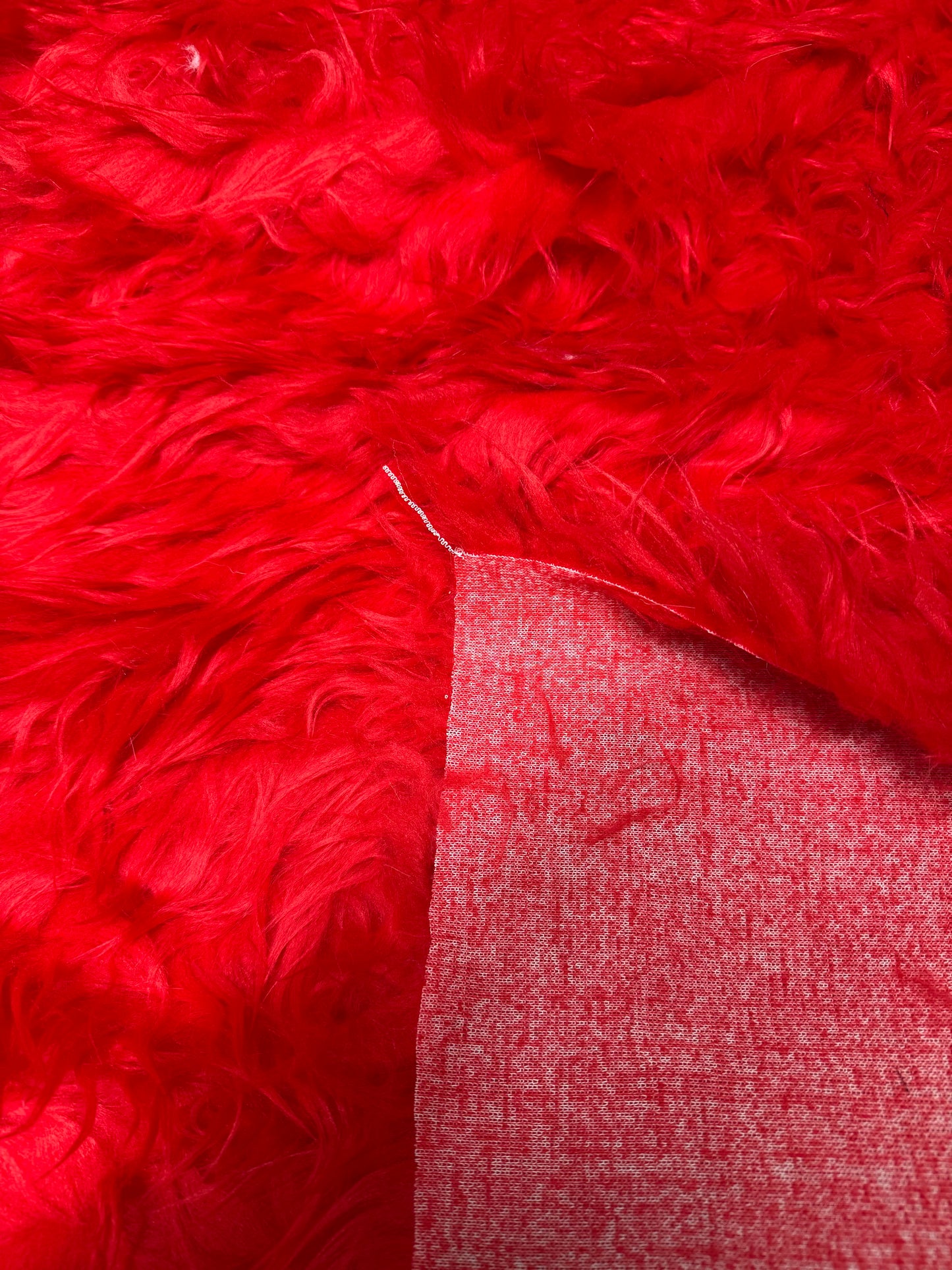 Coupon tissu fausse fourrure originale hirsute à poils longs rouge 30cm x 80cm