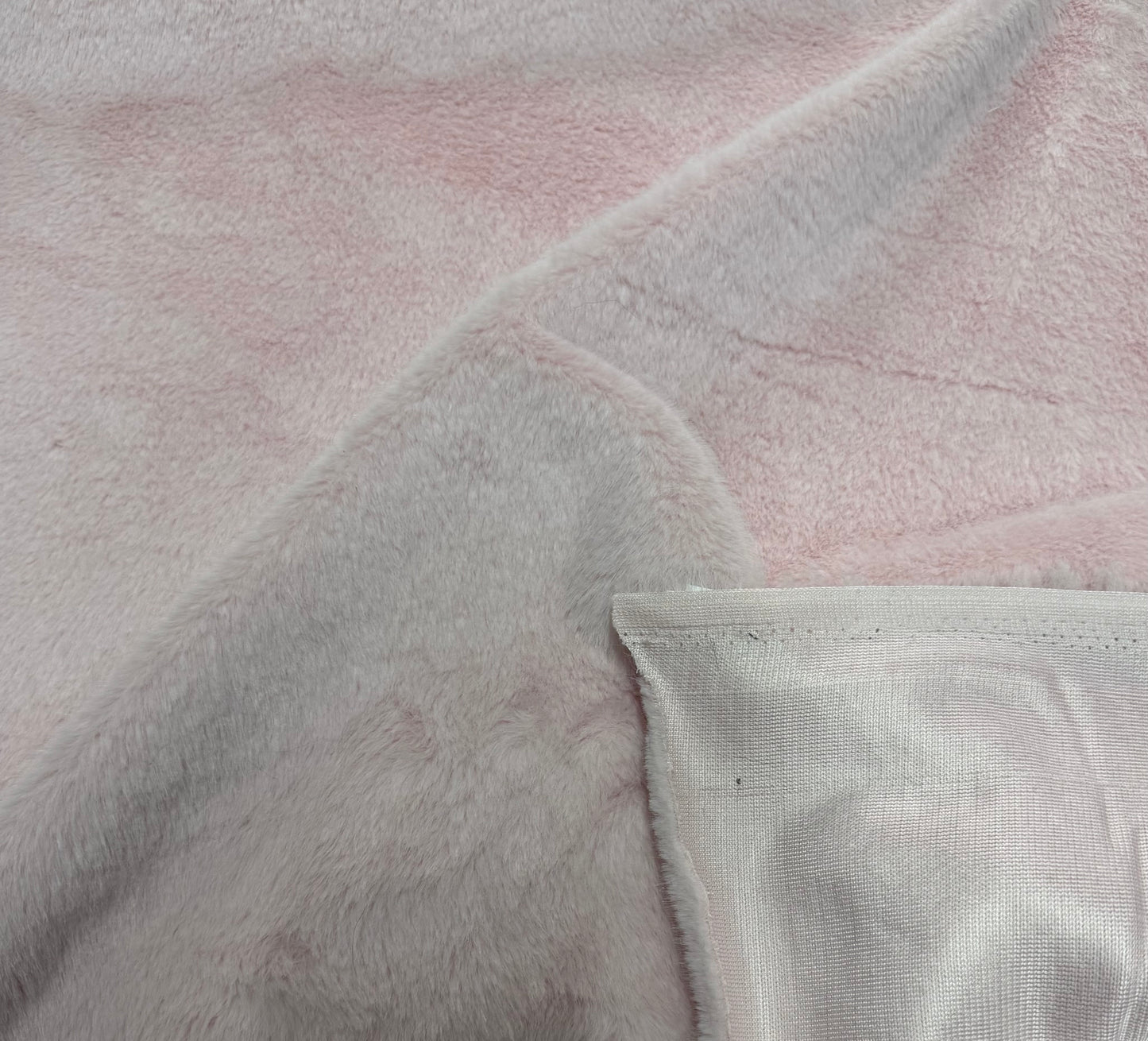 Coupon tissu fausse fourrure douce et souple à poils courts rose clair 30cm x 80cm