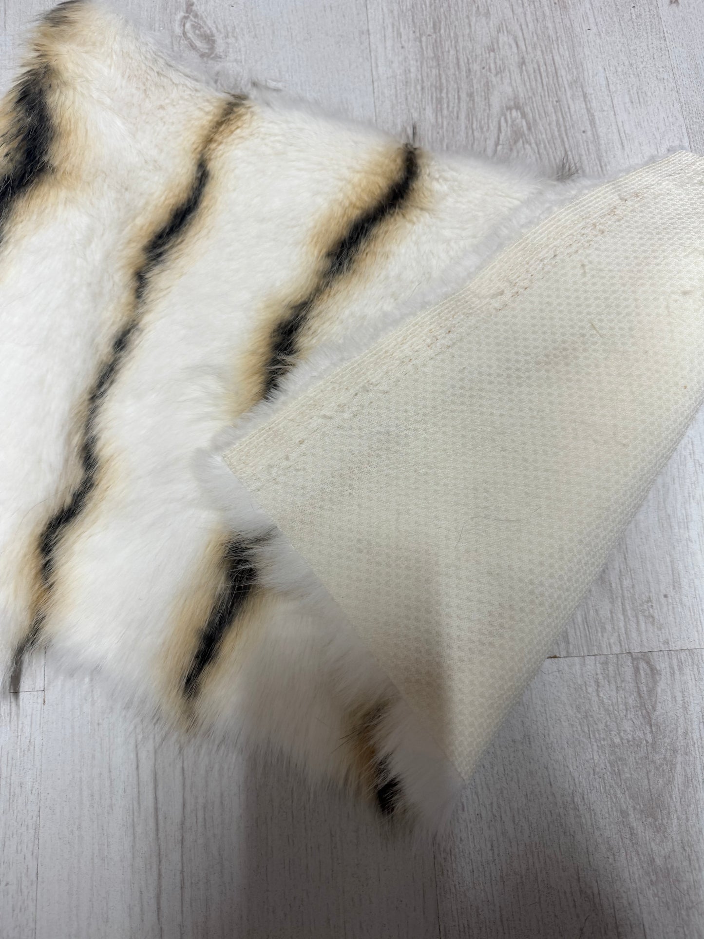 Coupon fausse fourrure blanc crème rayures noires – poils 2 cm – 32x91 cm – chute d’atelier
