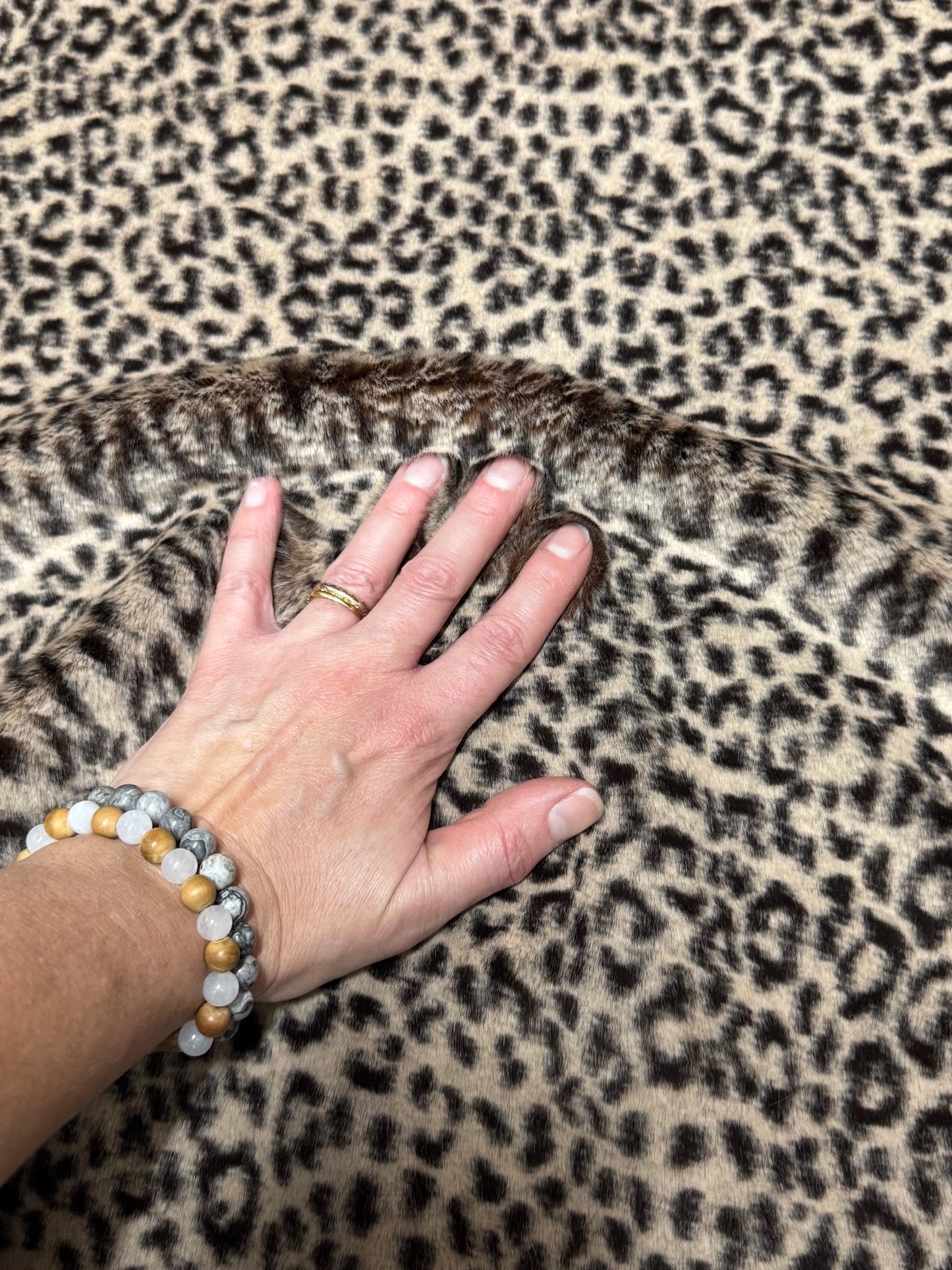 Coupon fausse fourrure léopard beige marron – poils 1,5 cm – 30x152 cm – belle qualité