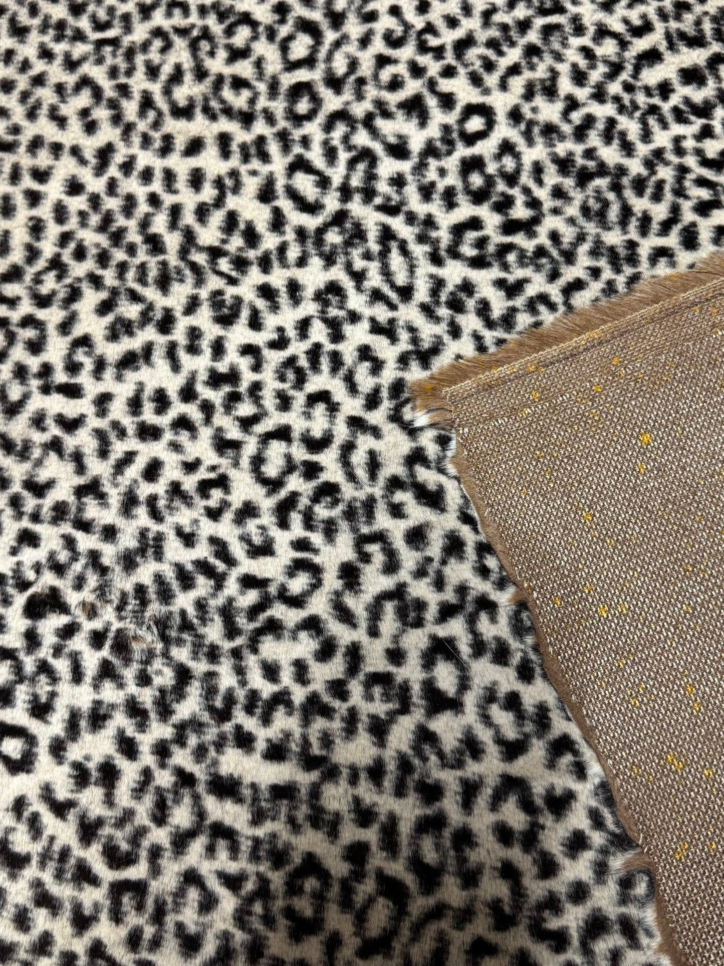 Coupon fausse fourrure léopard beige marron – poils 1,5 cm – 30x152 cm – belle qualité