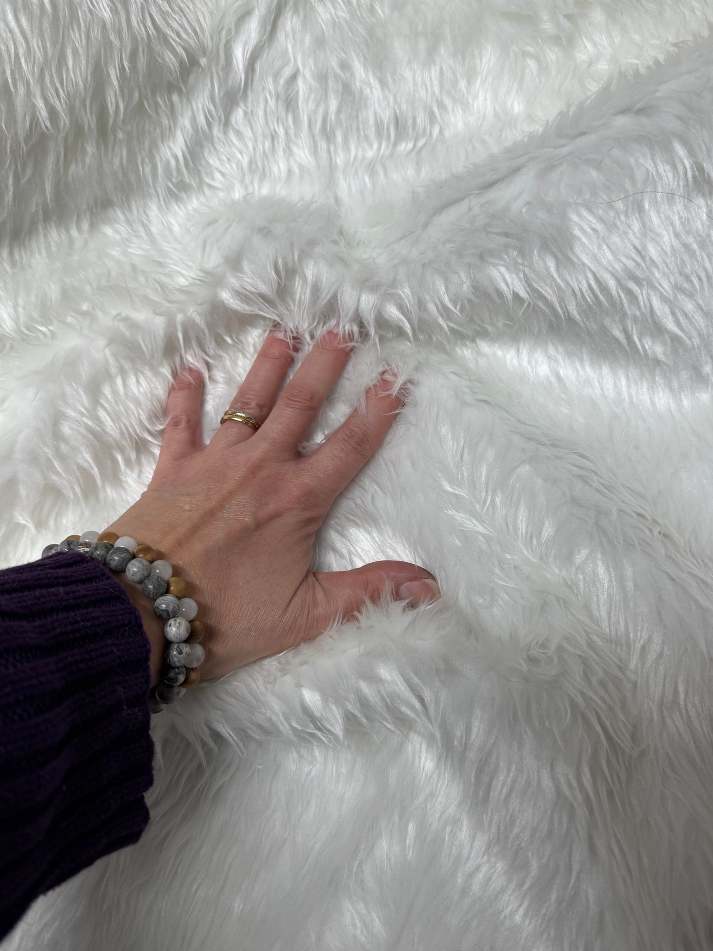 Coupon fausse fourrure blanche – poils 2 cm – 30x156 cm – tissu peluche couture