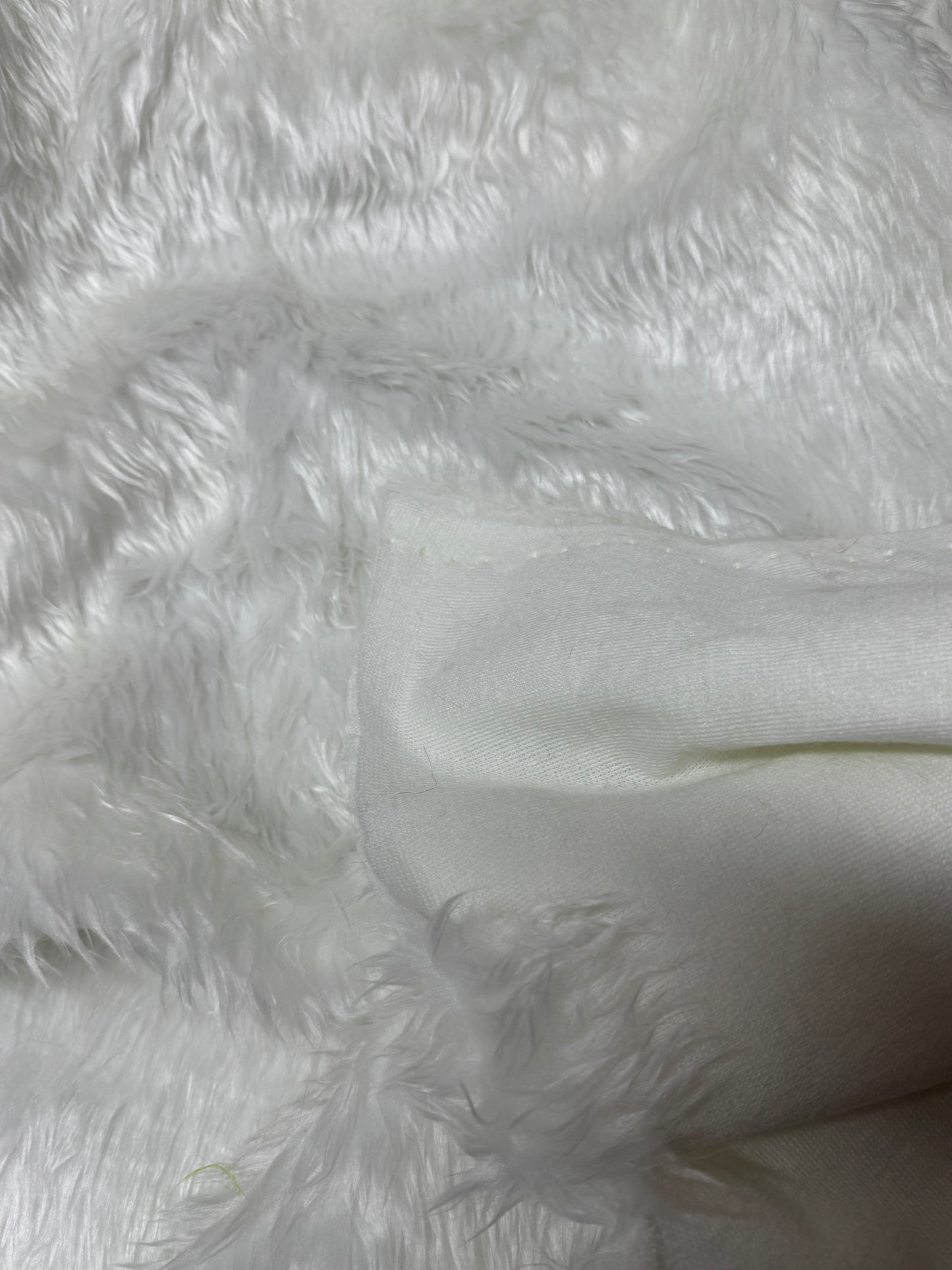 Coupon fausse fourrure blanche – poils 2 cm – 30x156 cm – tissu peluche couture