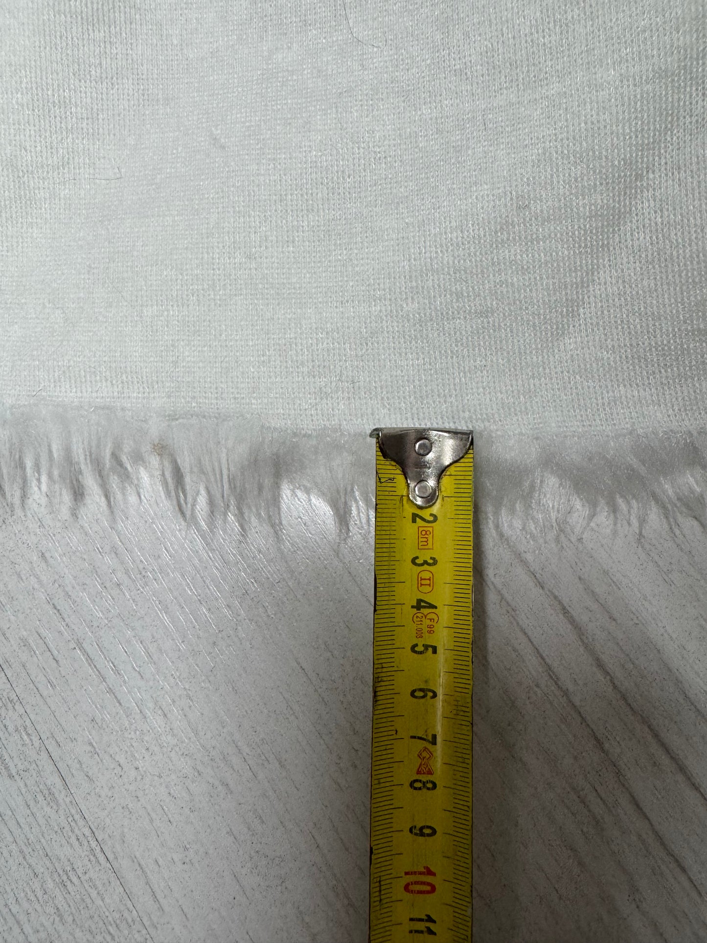 Coupon fausse fourrure blanche – poils 2 cm – 30x156 cm – tissu peluche couture