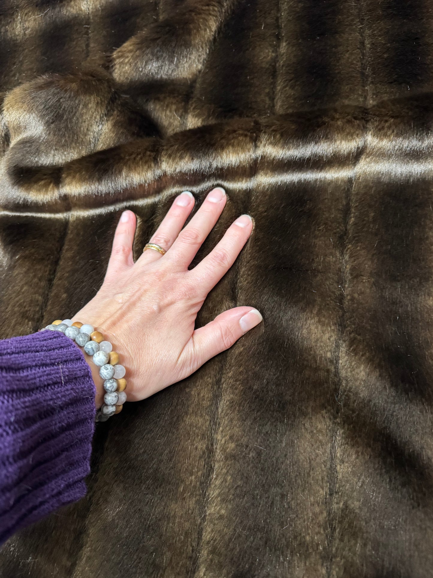 Coupon fausse fourrure marron foncé brillant – poils 1,5 cm – 30x80 cm