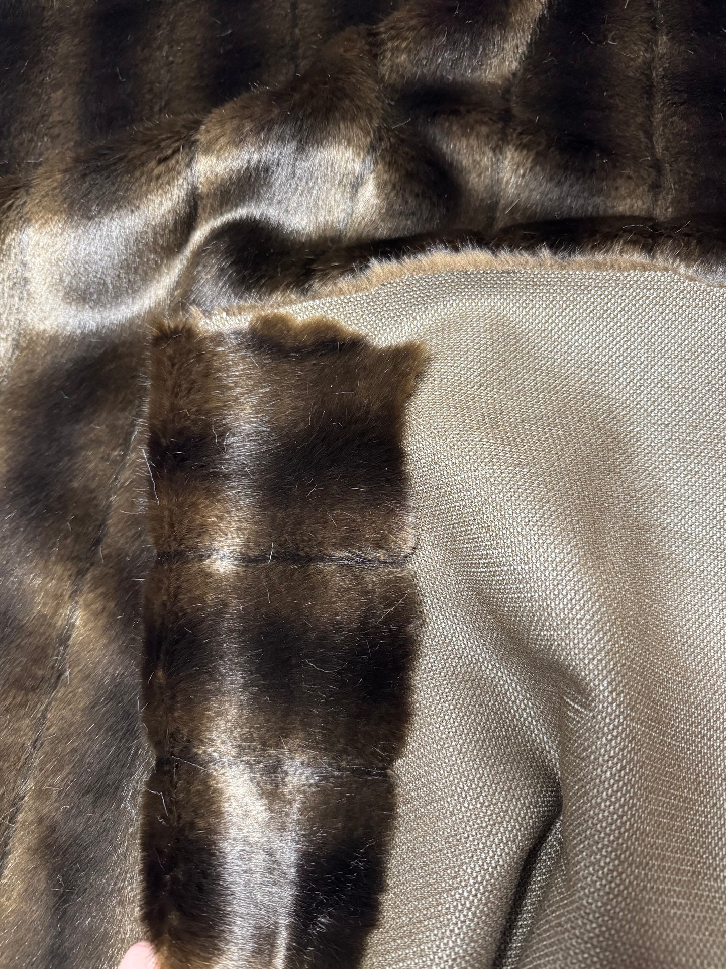 Coupon fausse fourrure marron foncé brillant – poils 1,5 cm – 30x80 cm